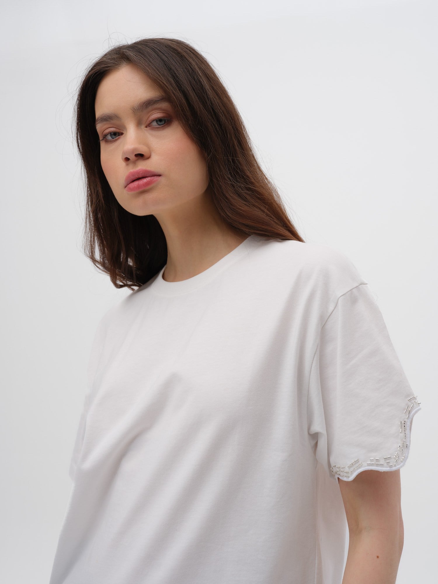 Piarbi Asimetrik Nakışlı ve Mücevher Detaylı Oversized Tişört - Off White %100 Pamuklu Jeweled Embroidered T-shirt