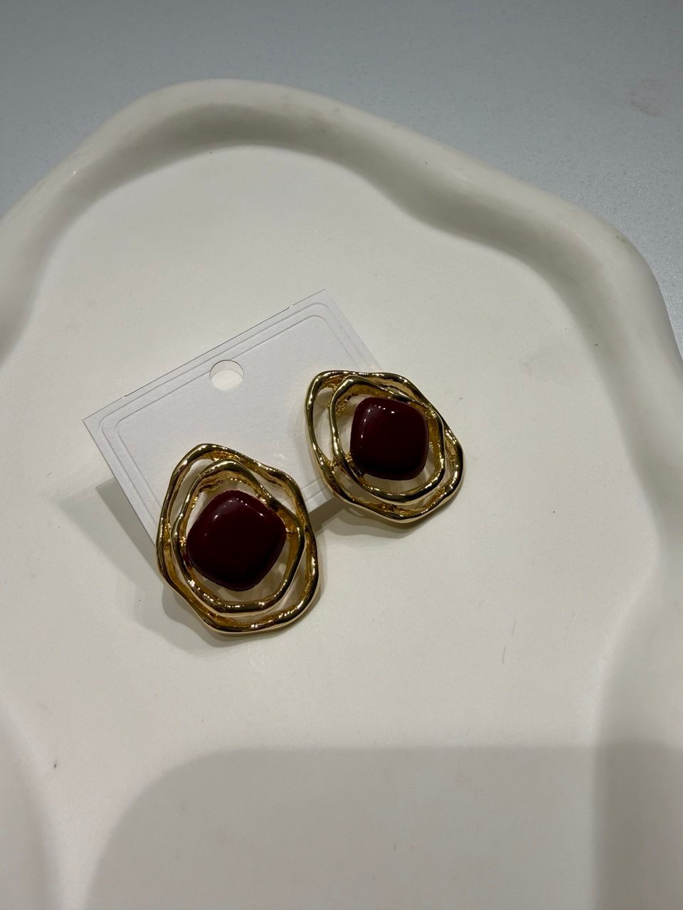 GOLD RENGİ BORDO TAŞLI OVAL KÜPE