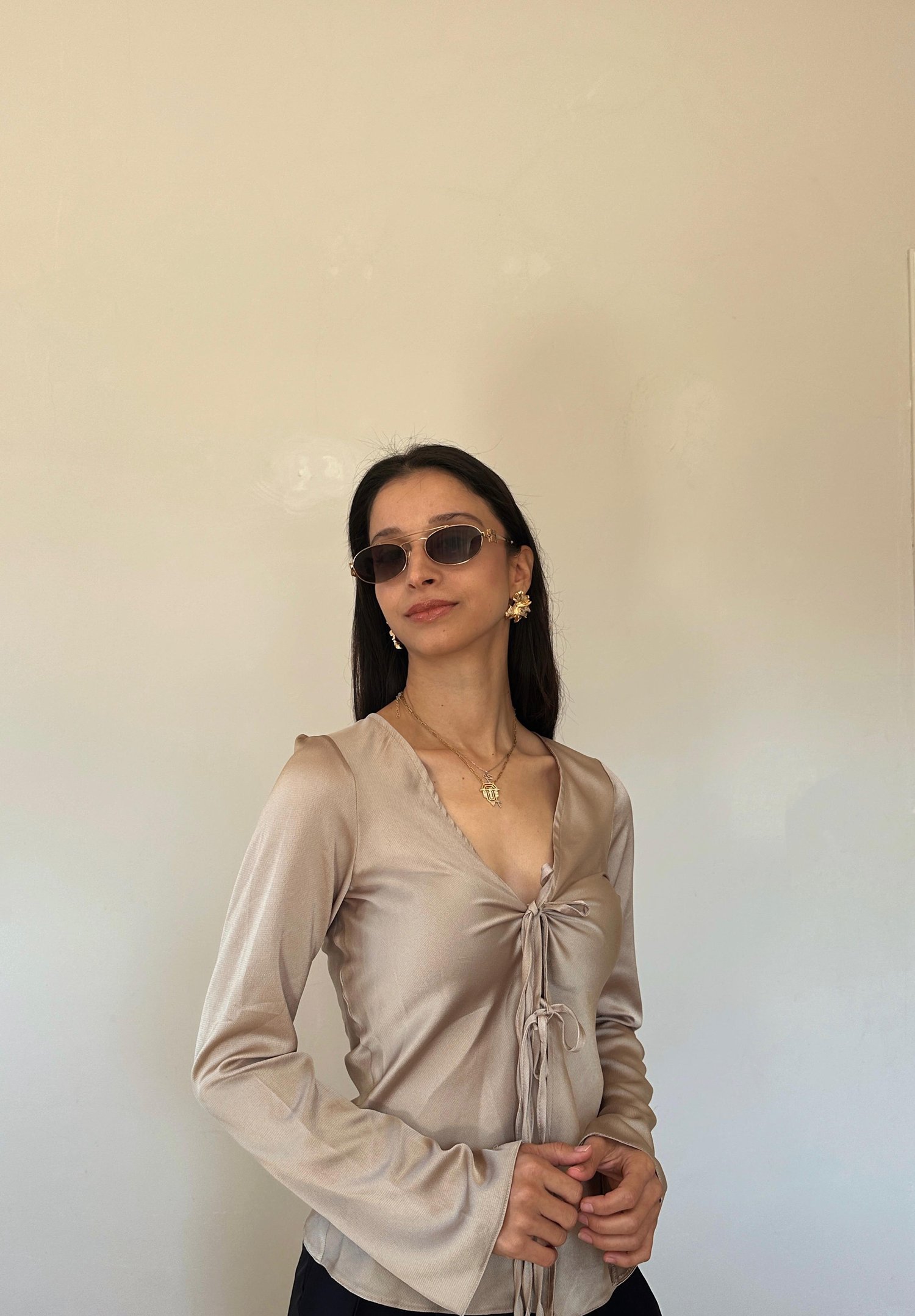 KUM BEJİ ÖNÜ BAĞLAMALI SATEN BLUZ 