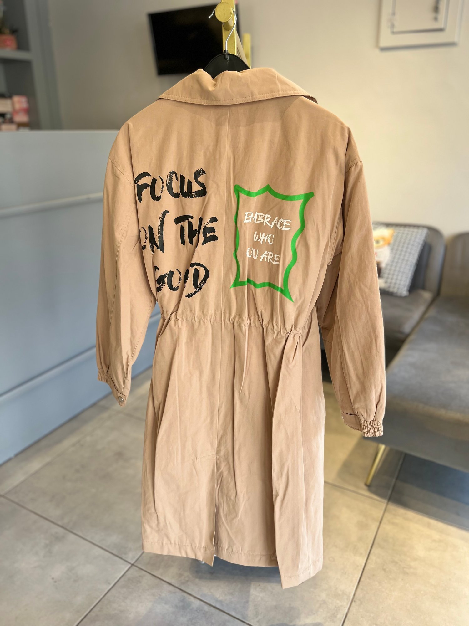 BASKILI KAHVERENGI TRENCHCOAT