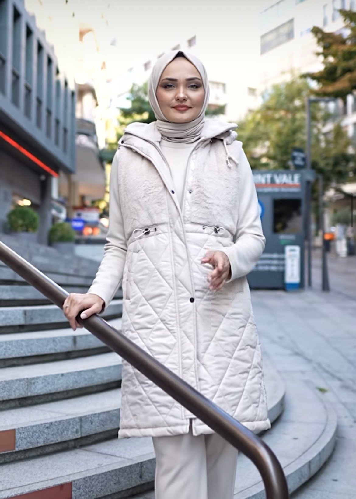 MARCHA YAKASI KÜRK DETAYLI KREM YELEK