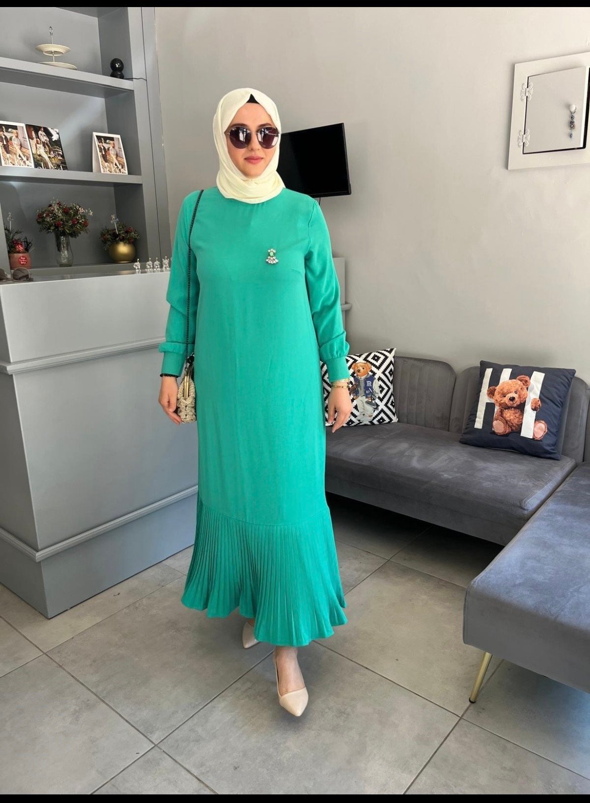 YEŞİL BROŞ DETAYLI PİLELİ ELBİSE