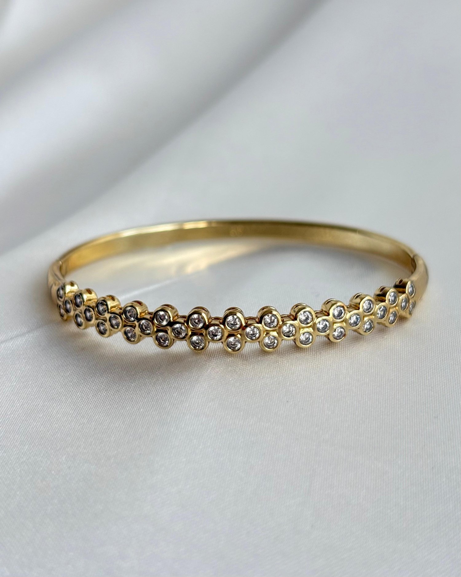 14K Xuping Kıvrımlı Sıralı Taşlı Baloncuk Kelepçe