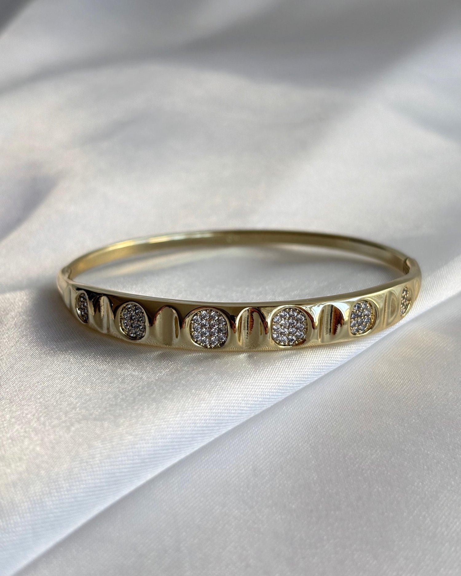 14K Xuping Oval Motifli Taşlı Kelepçe