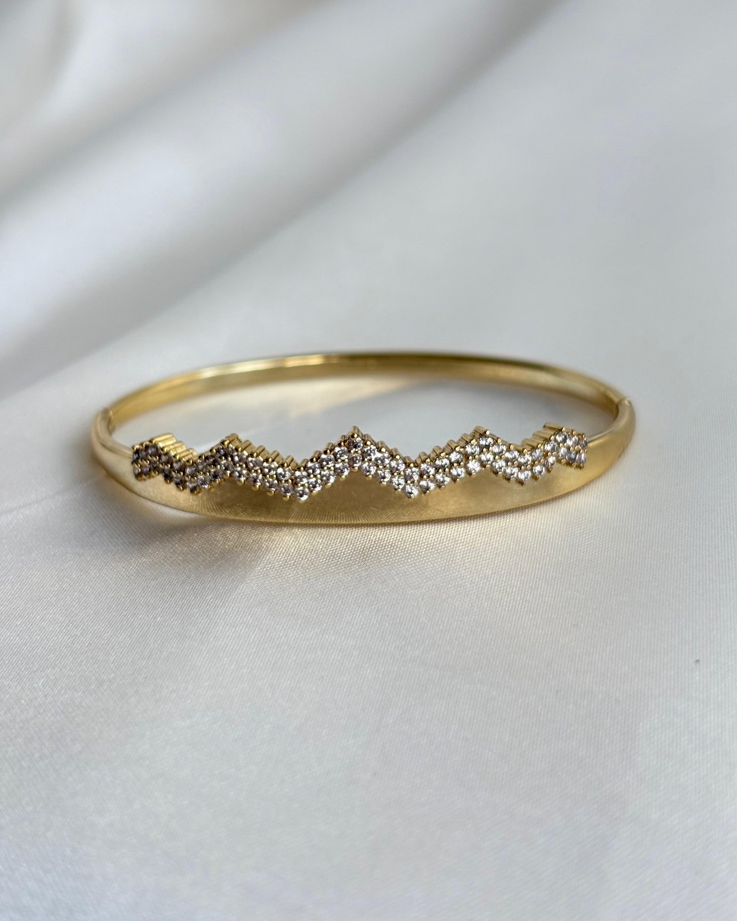 14K Xuping Taşlı Chevron Kelepçe