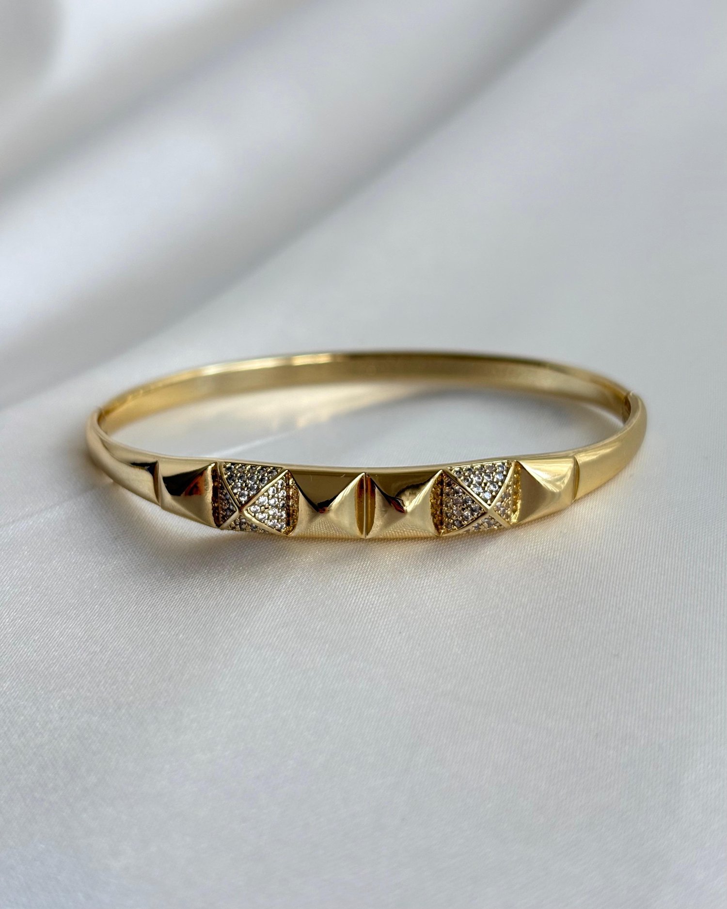 14K Xuping Taşlı Piramit Model Kelepçe