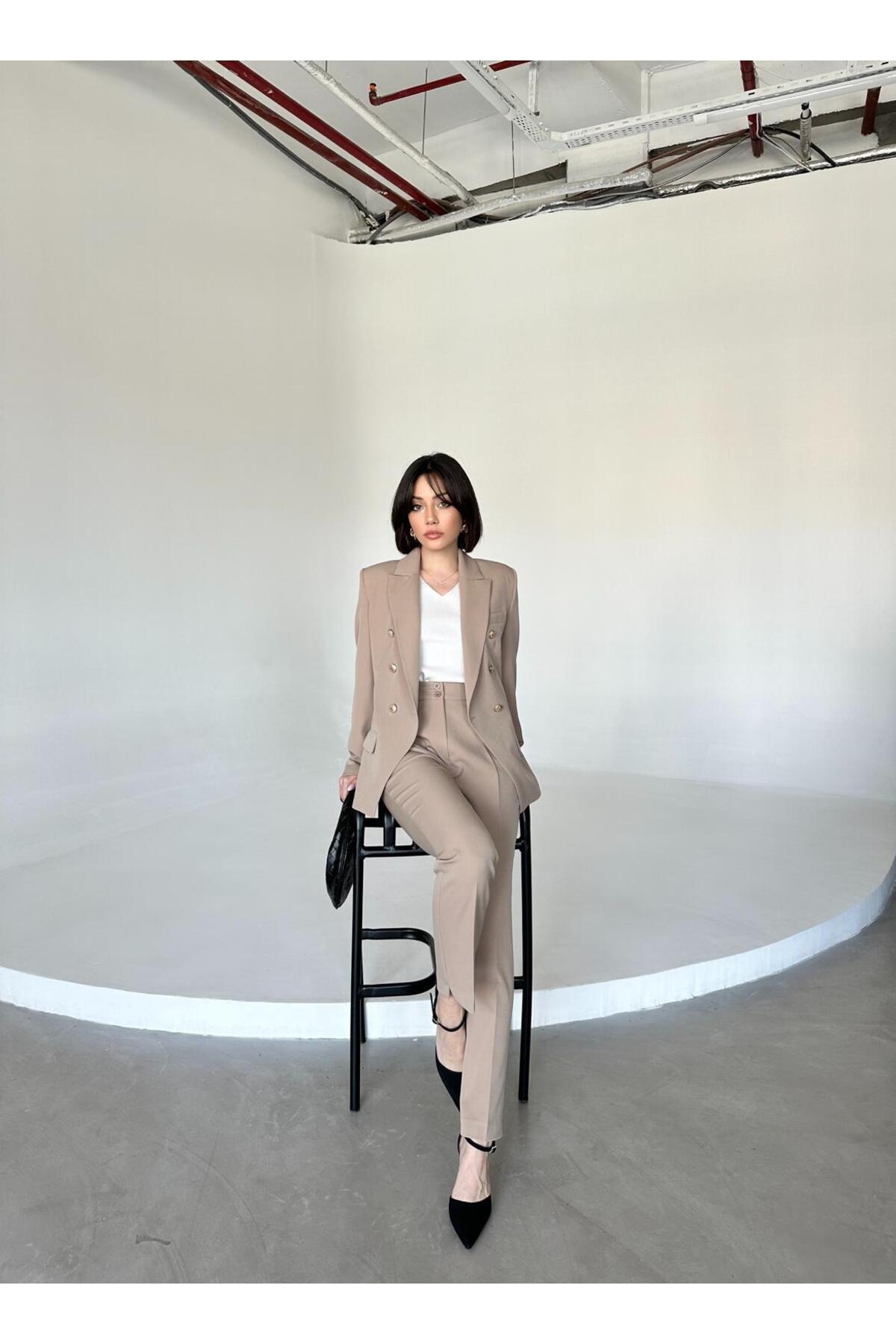 METAL DÜĞMELİ BLAZER İKİLİ TAKIM