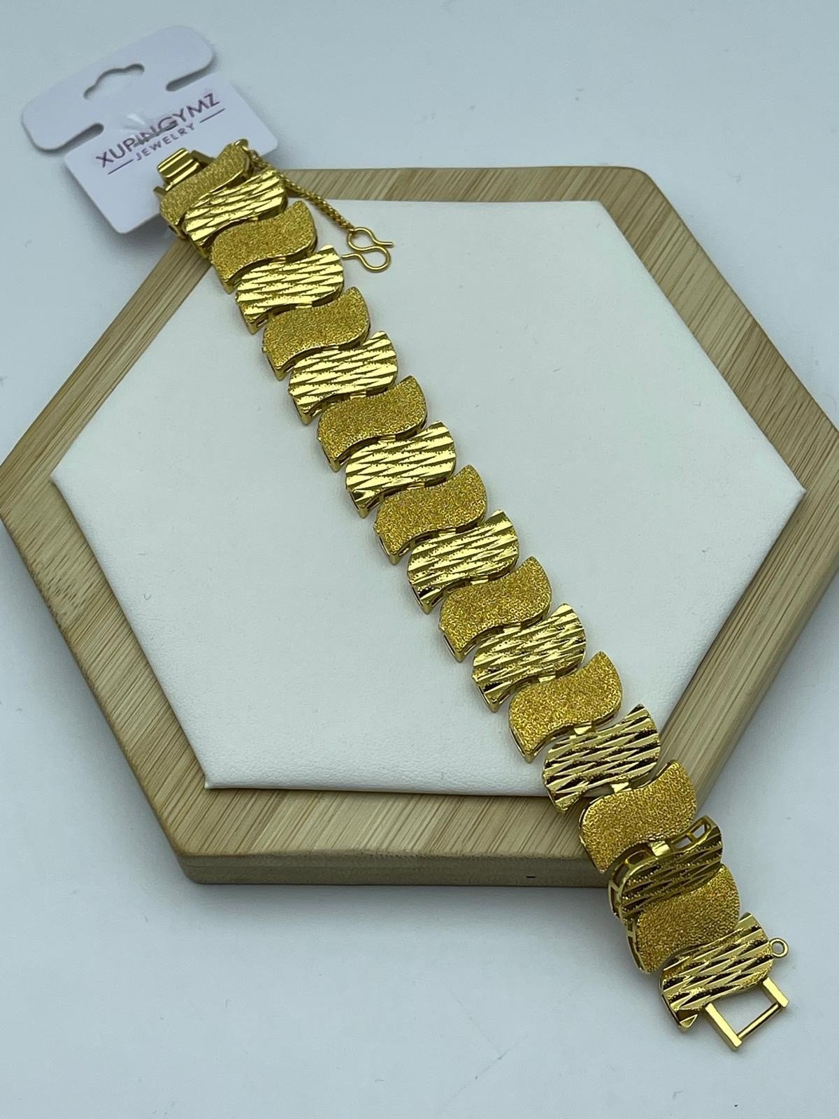 26_22kb13- Xuping Parça Desenli Gold Altın Kaplama Bileklik