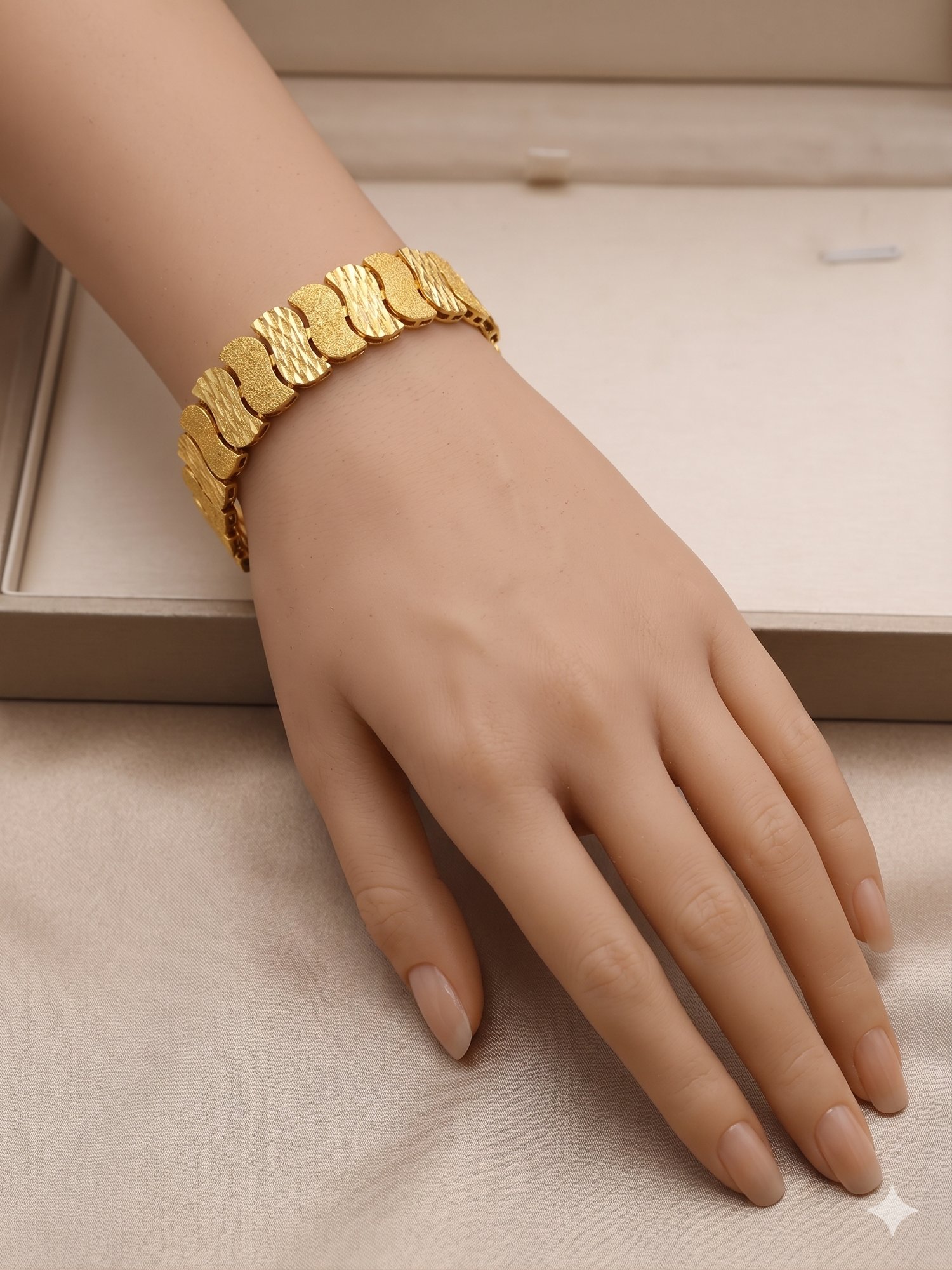 26_22kb13- Xuping Parça Desenli Gold Altın Kaplama Bileklik