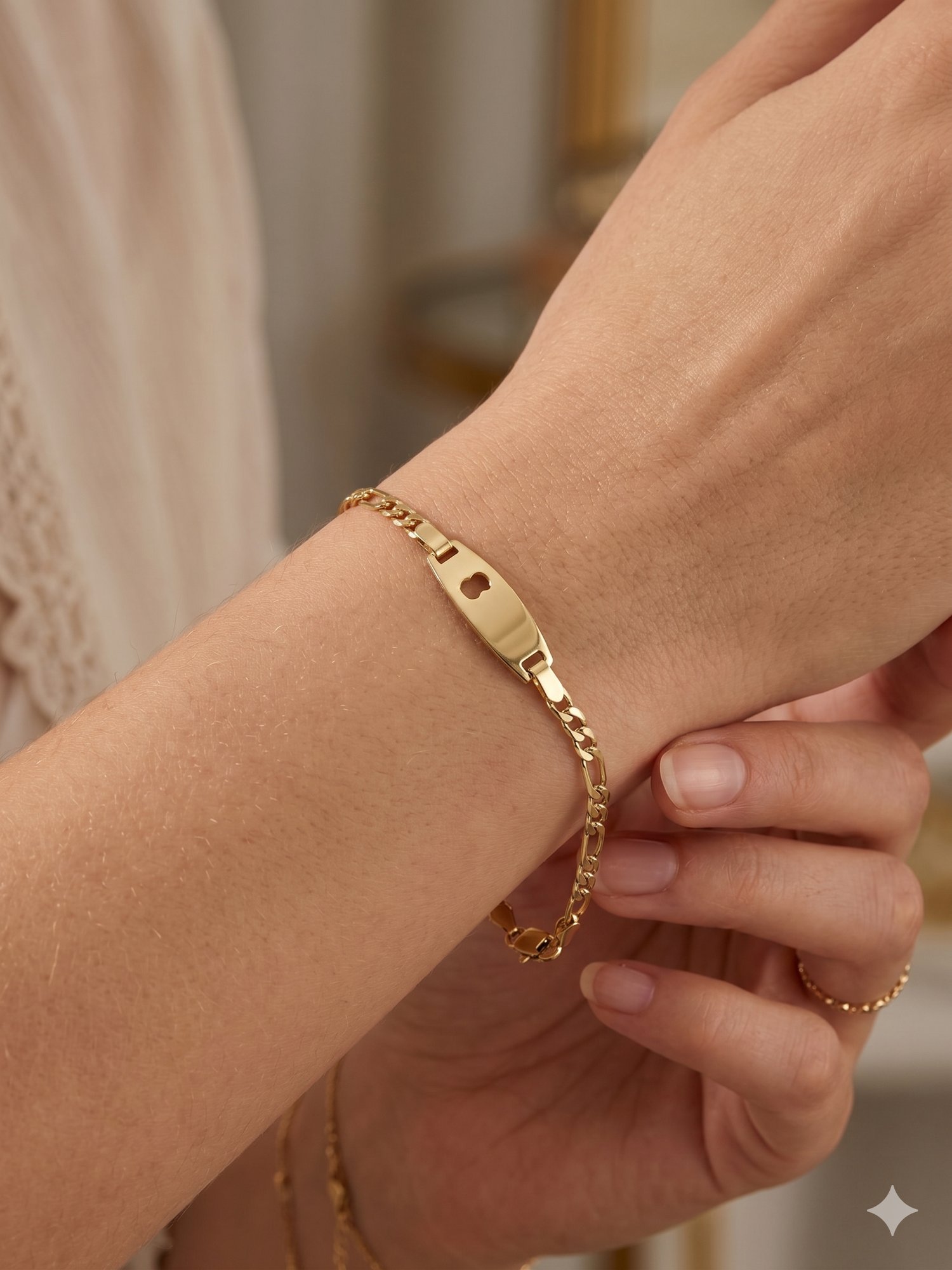 26cmblk16- CM Elma Figürlü Gold Çelik Çocuk Bileziği