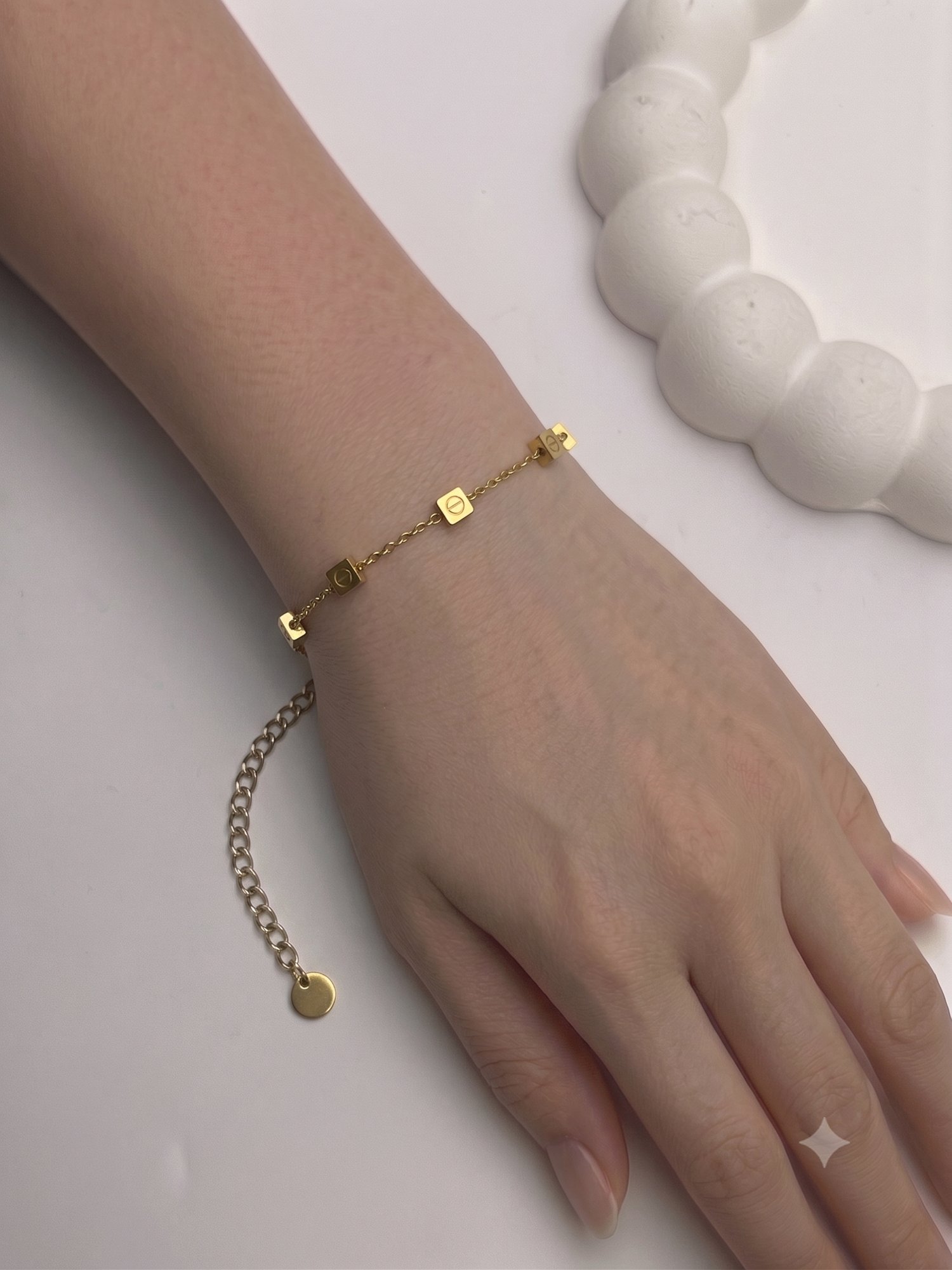 26cmblk26 - CM Küp Detaylı Gold Çelik Bileklik