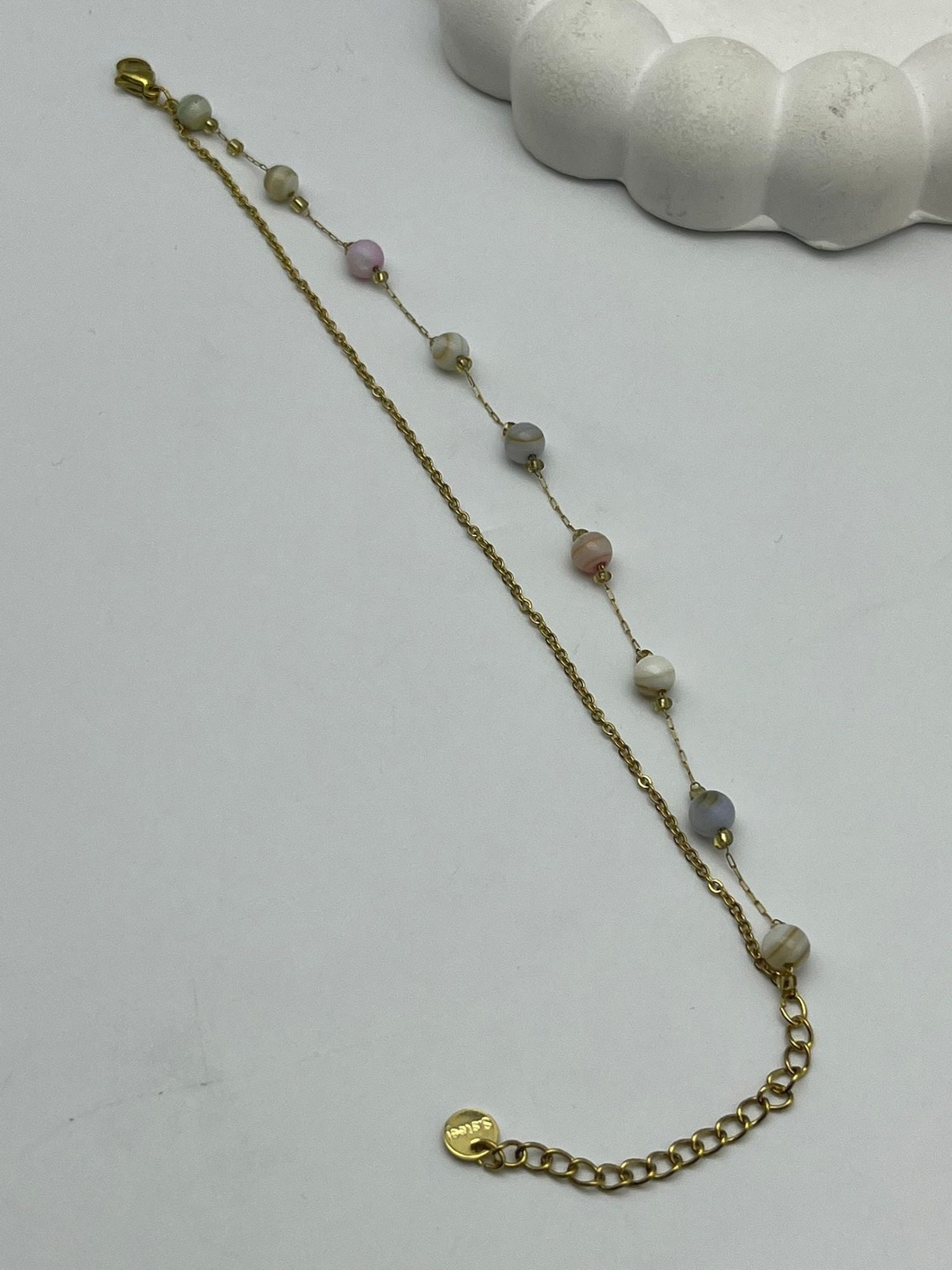 26cmblk30 - CM Pastel Boncuk Detaylı Gold Çelik Bileklik