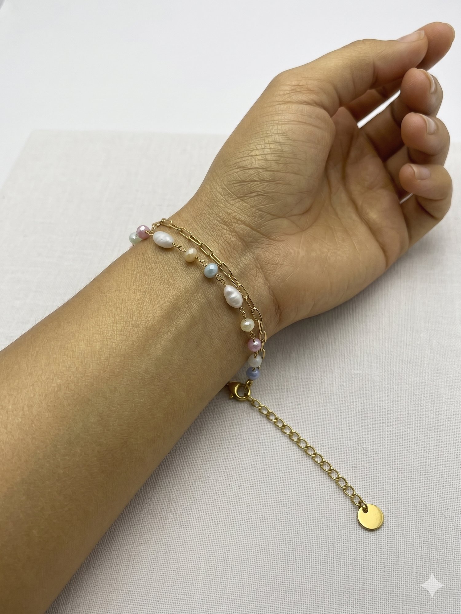 26cmblk43 - CM Pastel Boncuk ve Zincir Detaylı Gold Çelik Bileklik