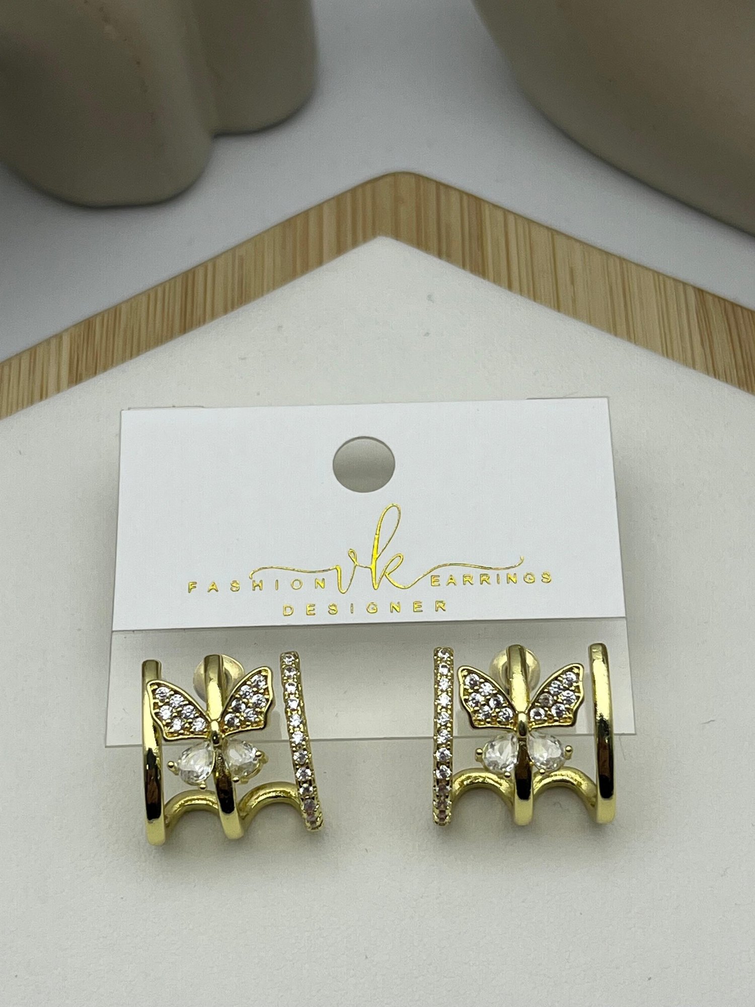 26vipk12 -VIP Kelebek Detaylı Taşlı Gold Küpe