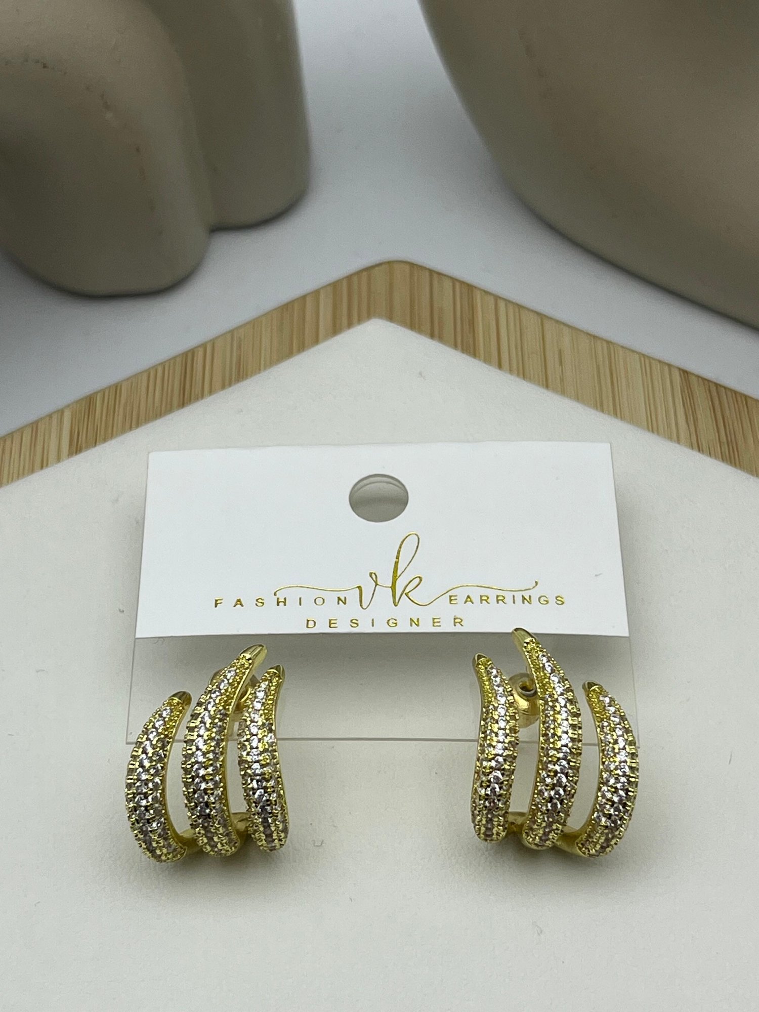 26vipk15 - VIP Üç Sıra Taşlı Gold Küpe