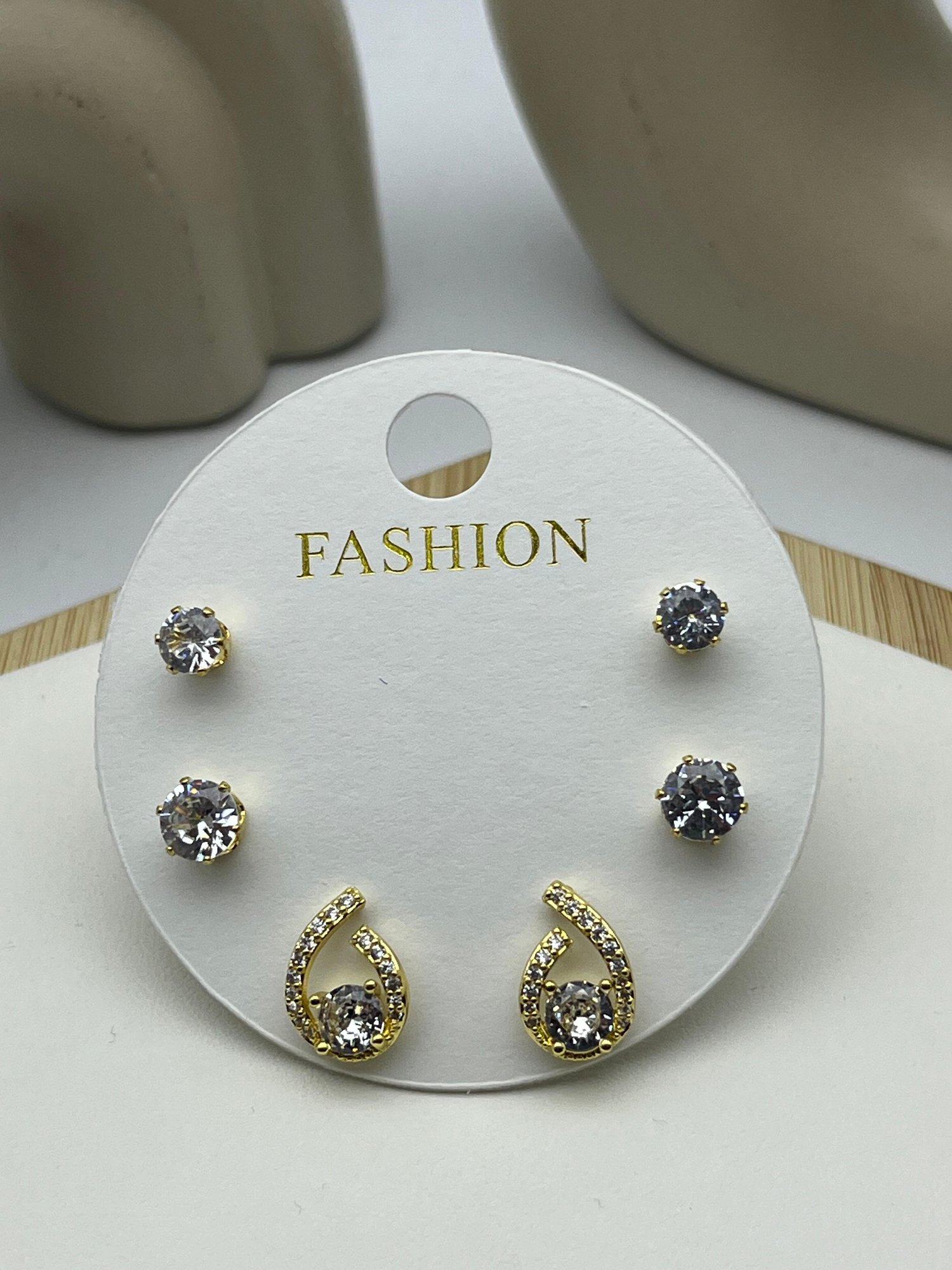 26vipkp102 - Gold Shine Taşlı Çelik Küpe Kombini
