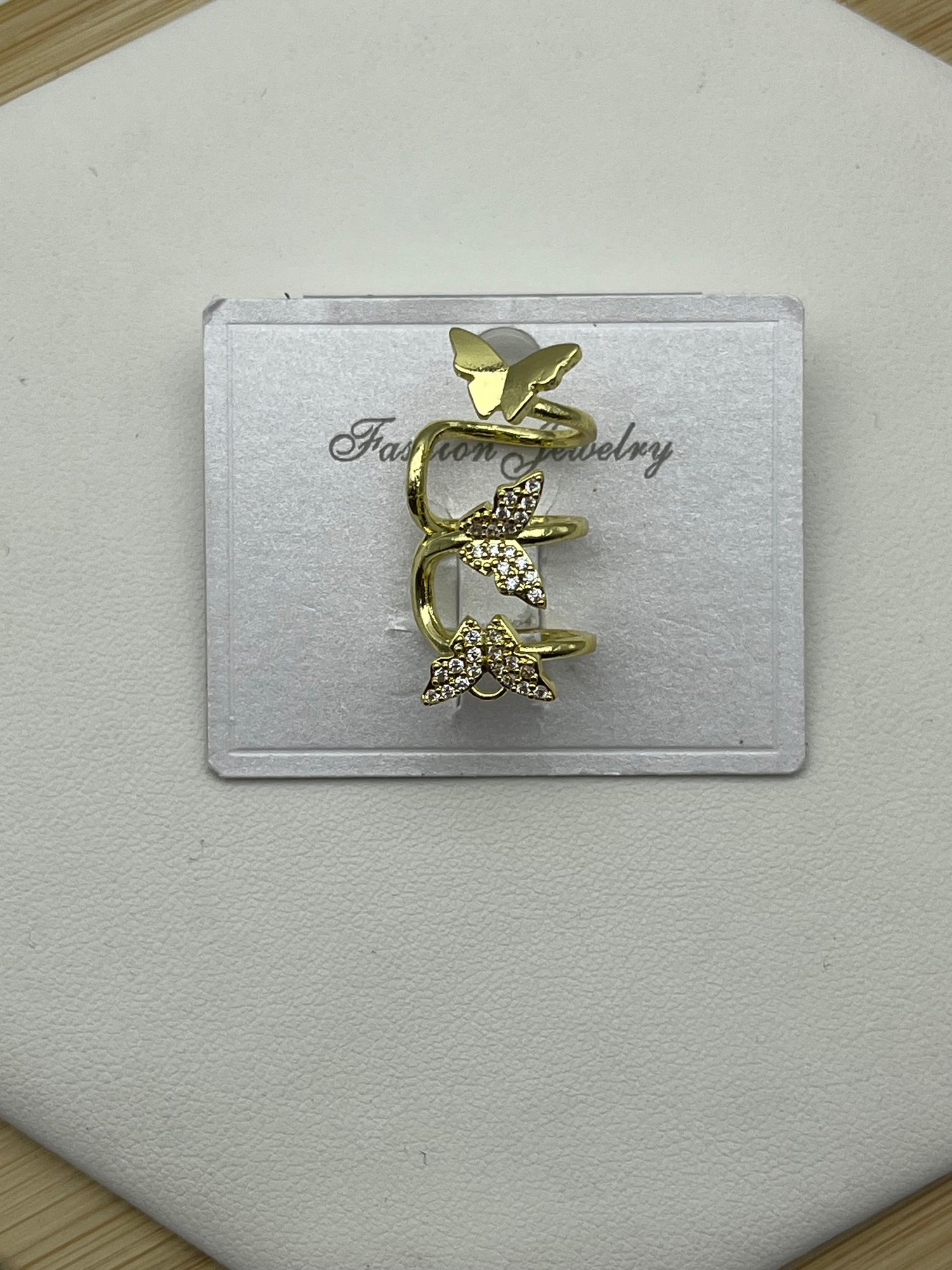 Kelebek Detaylı Gold Kıkırdak Küpe