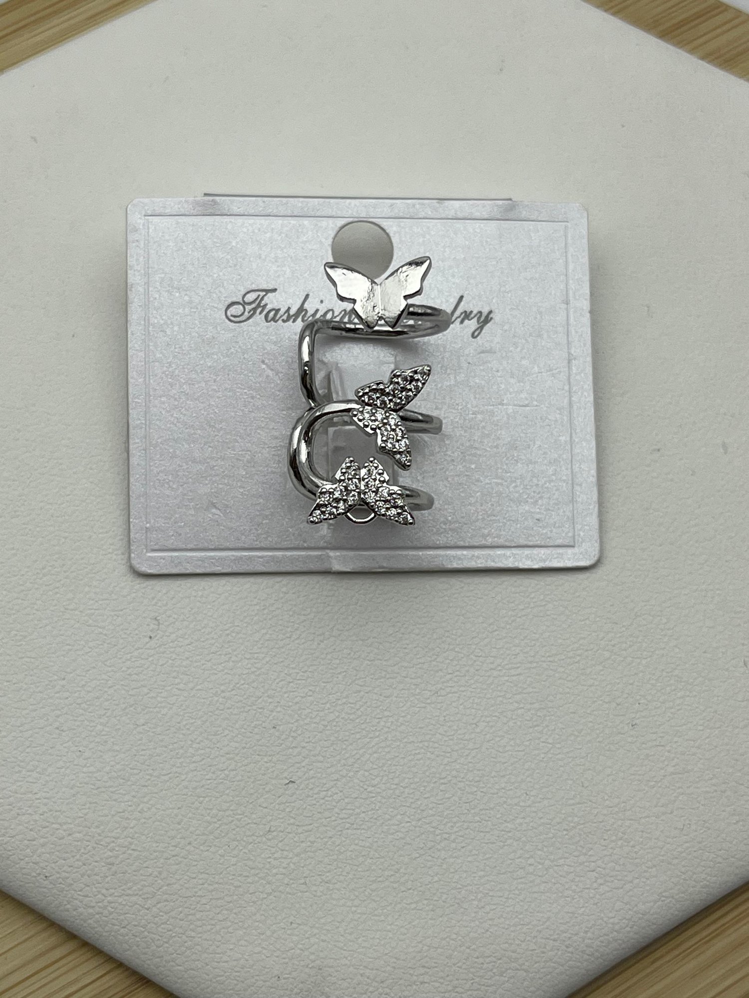 Kelebek Detaylı Silver VIP Kıkırdak Küpe