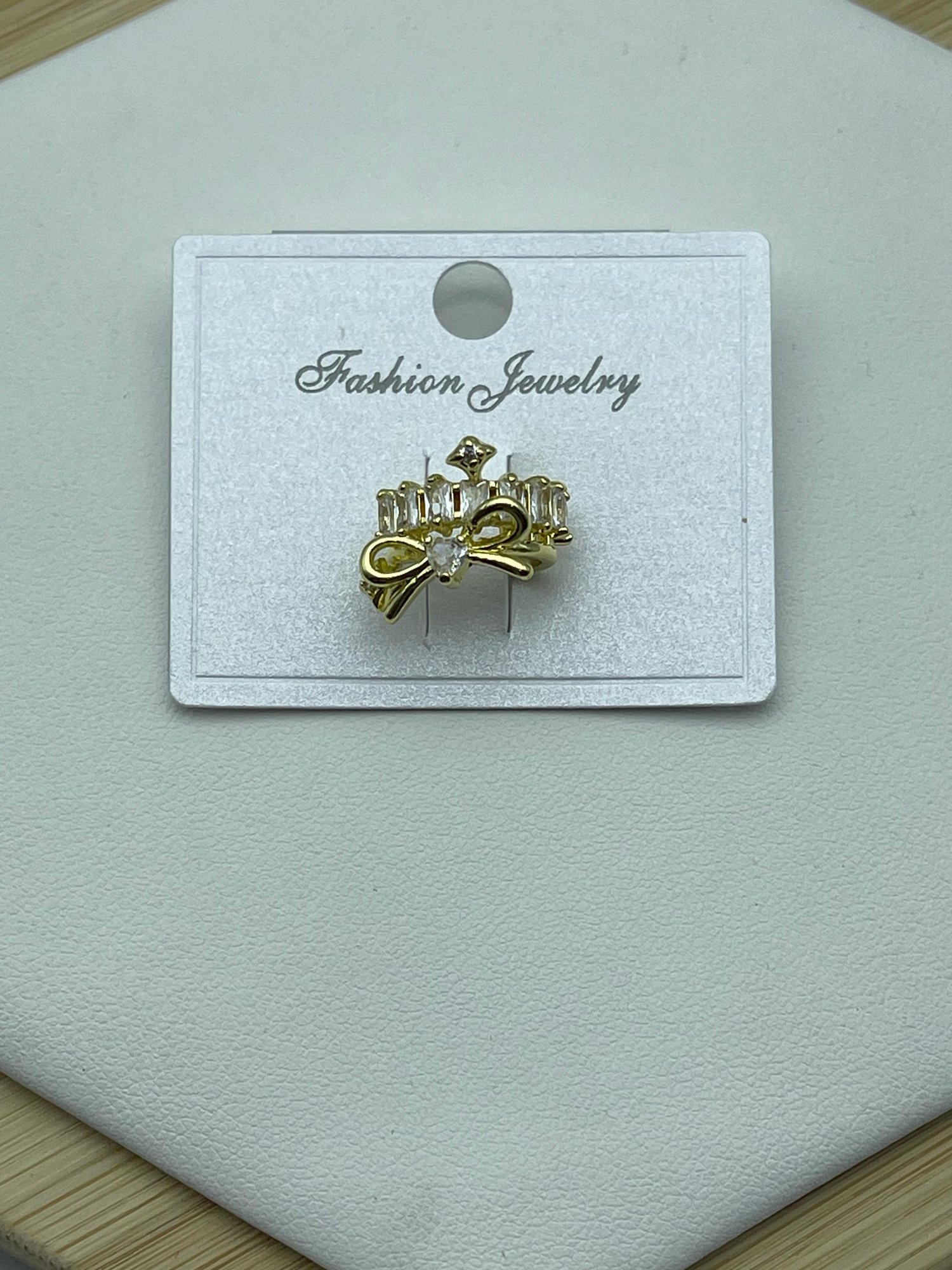 Taşlı Kurdele Gold VIP Kıkırdak Küpe