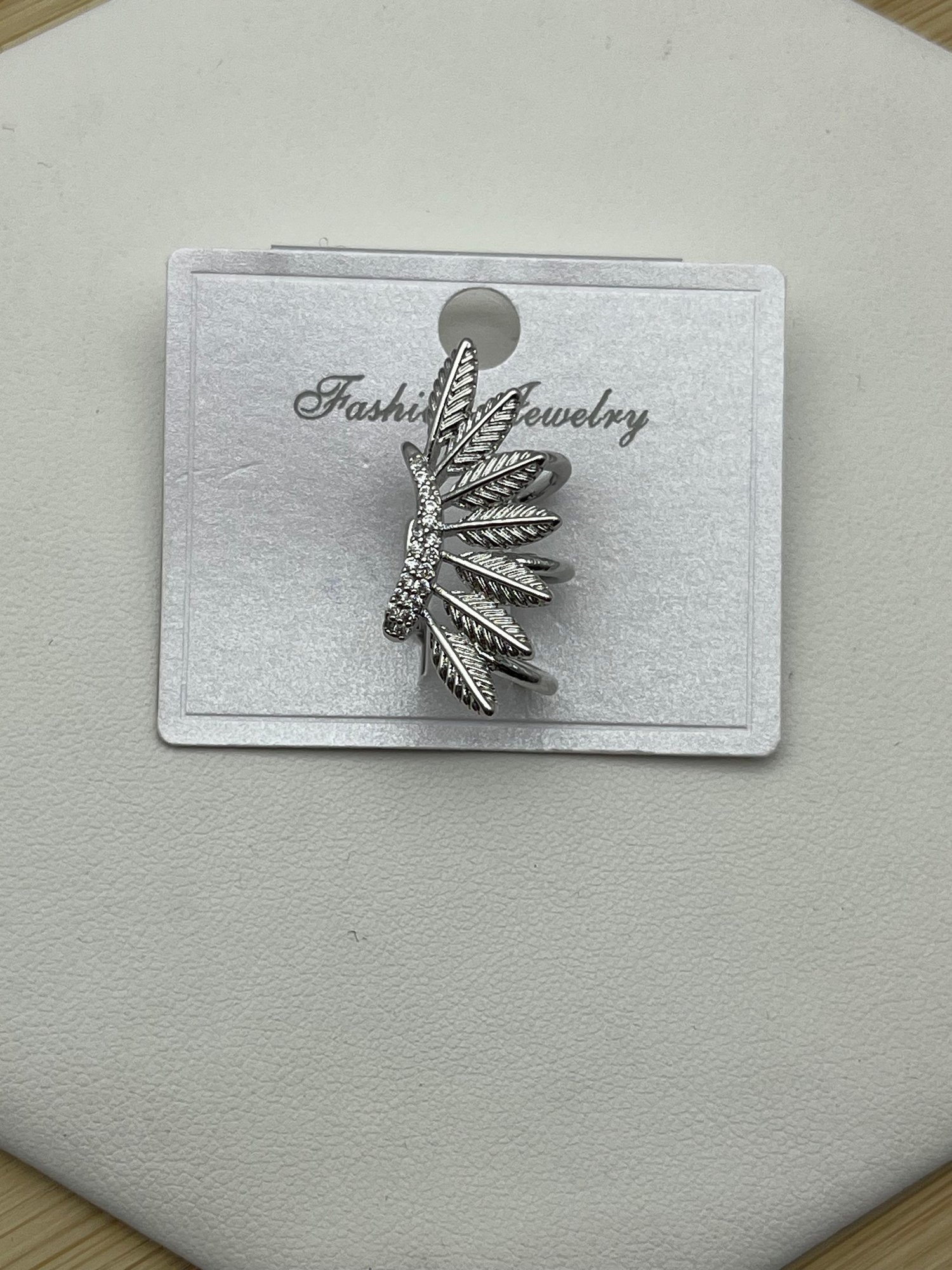 Taşlı Yaprak Detaylı VIP Silver Kıkırdak Küpe