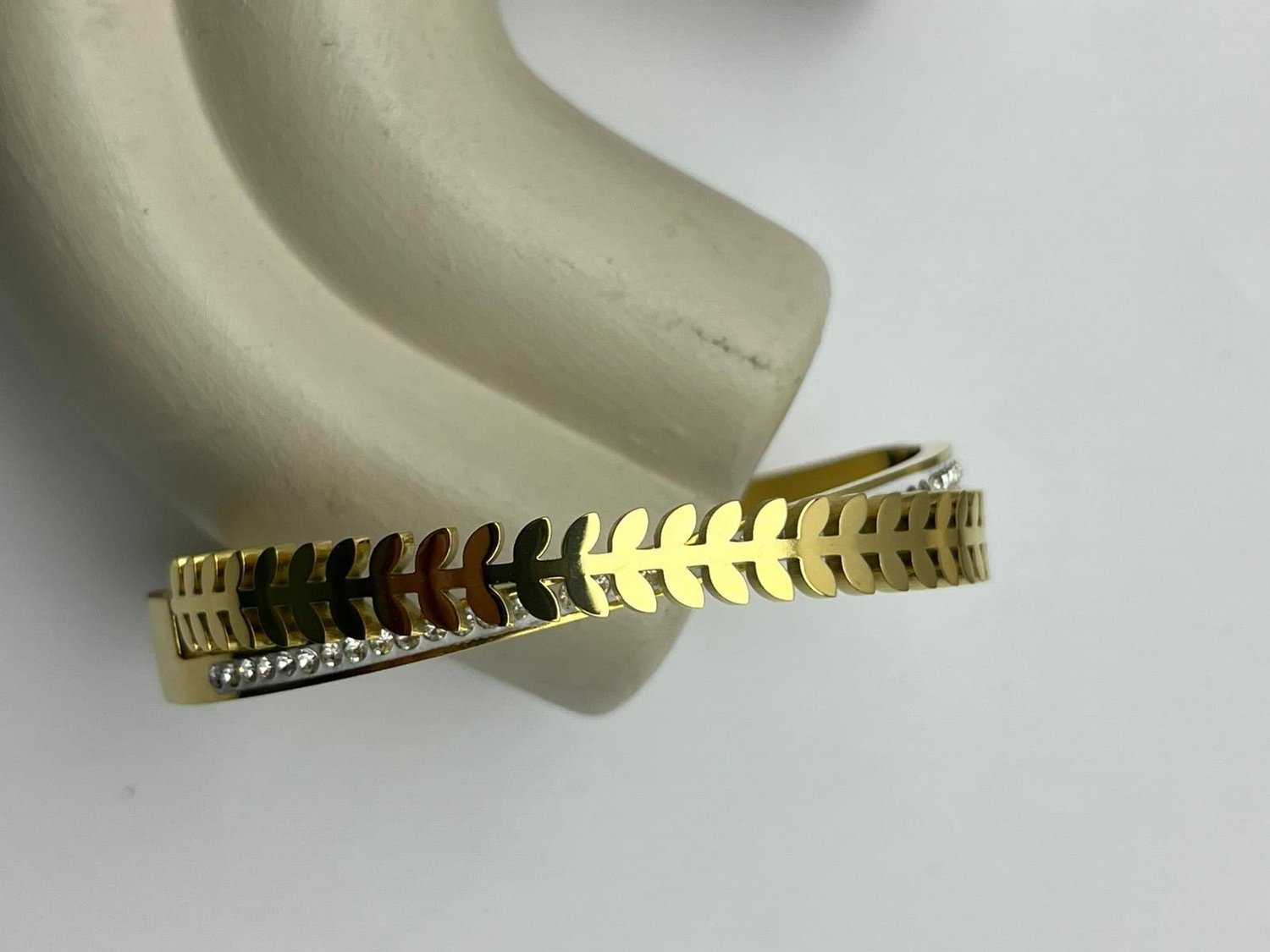 Yaprak Desenli Gold Çelik Kelepçe