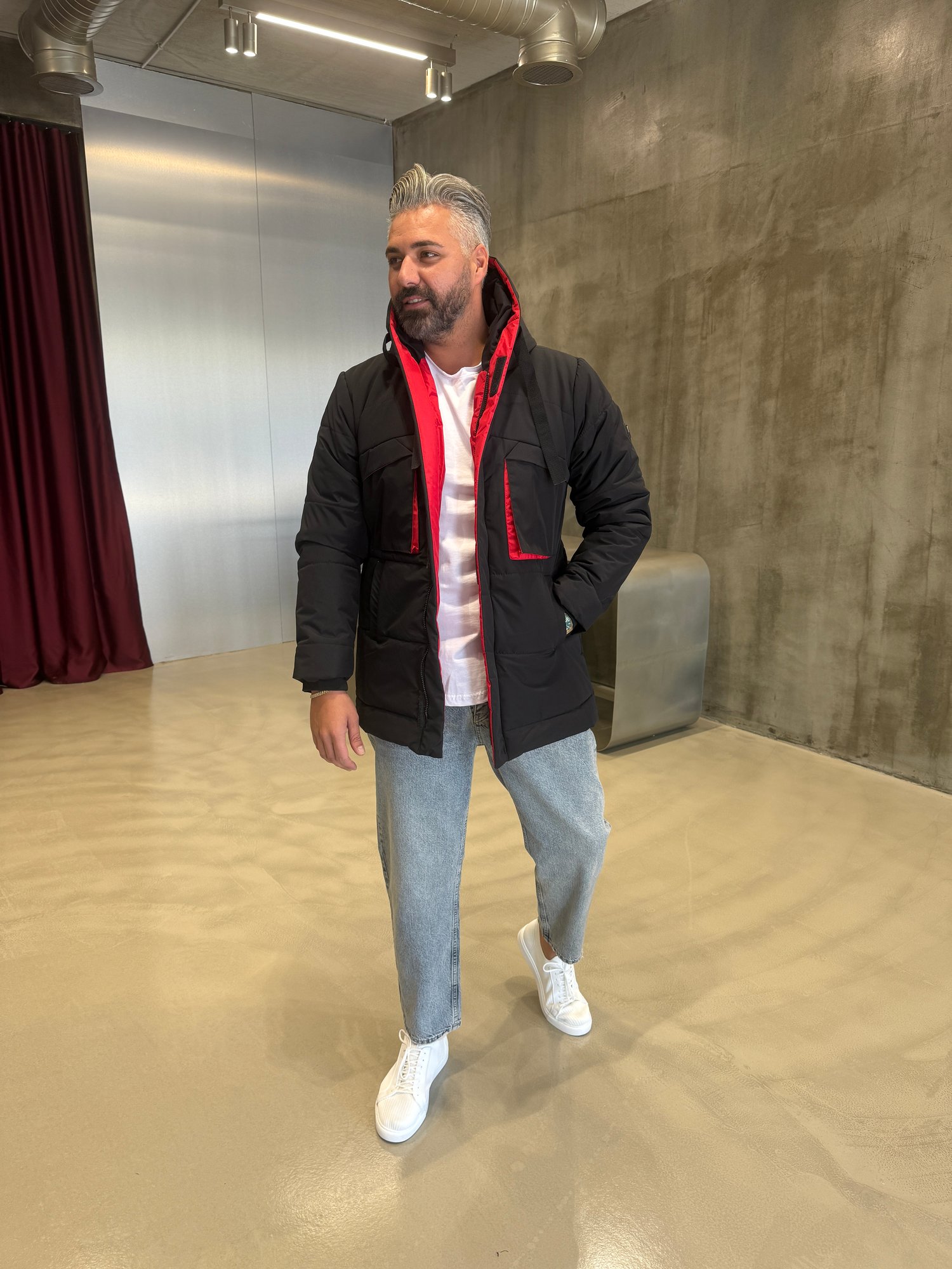 Kırmızı Şerit Detaylı Mont