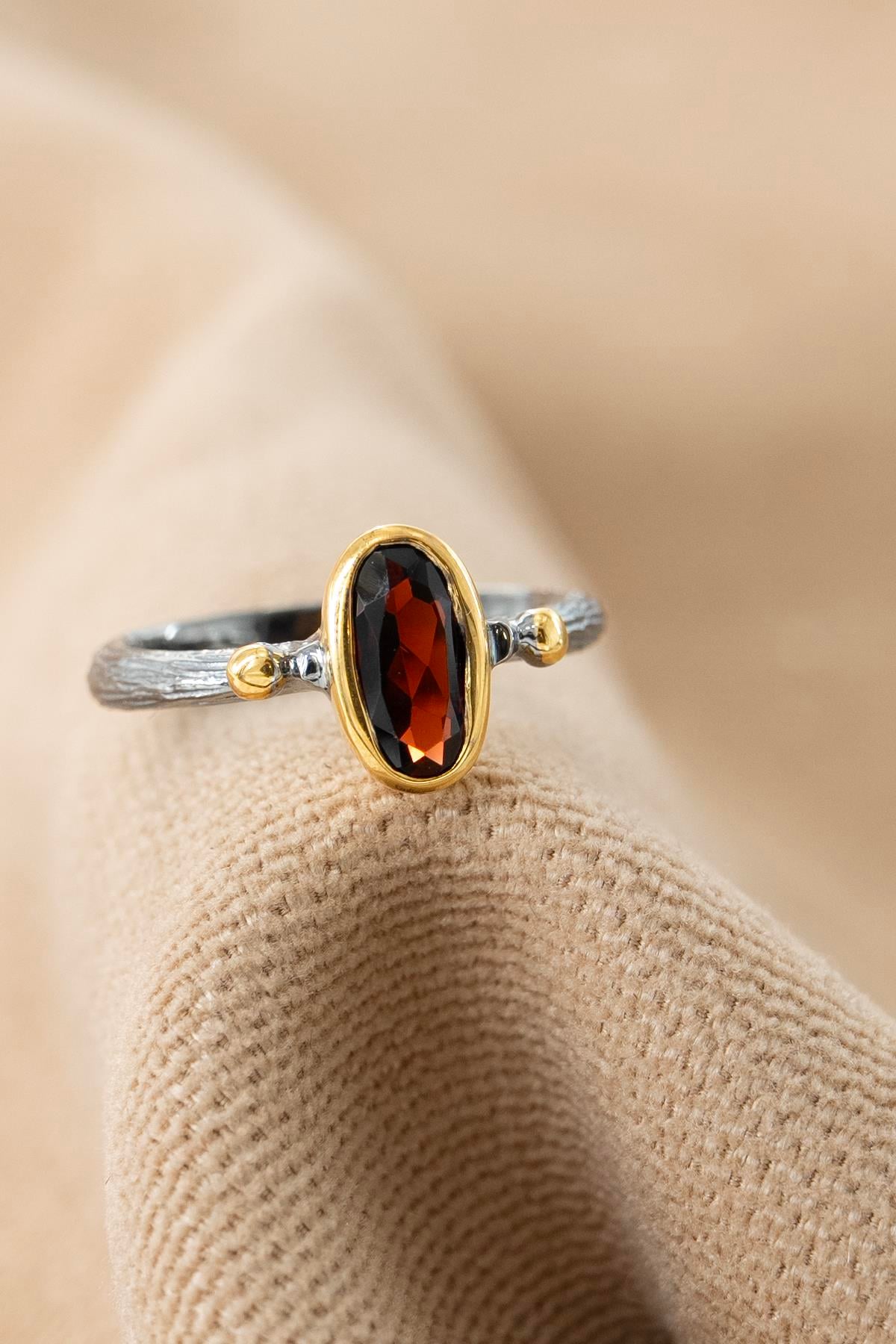 Garnet Taşlı Gümüş Yüzük