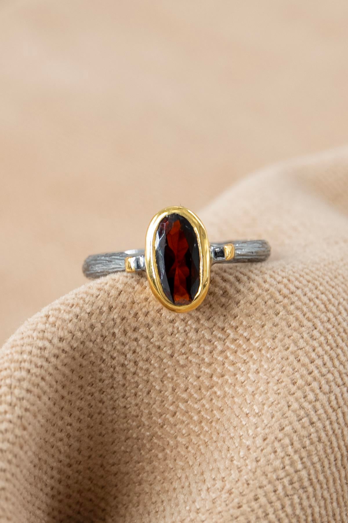 Garnet Taşlı Gümüş Yüzük