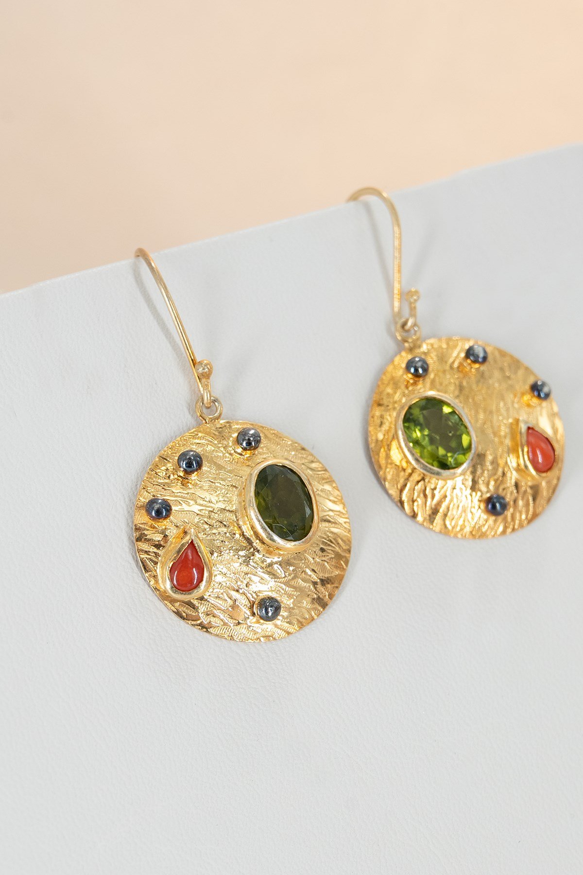 Peridot ve Mercan Taşlı Gümüş Küpe