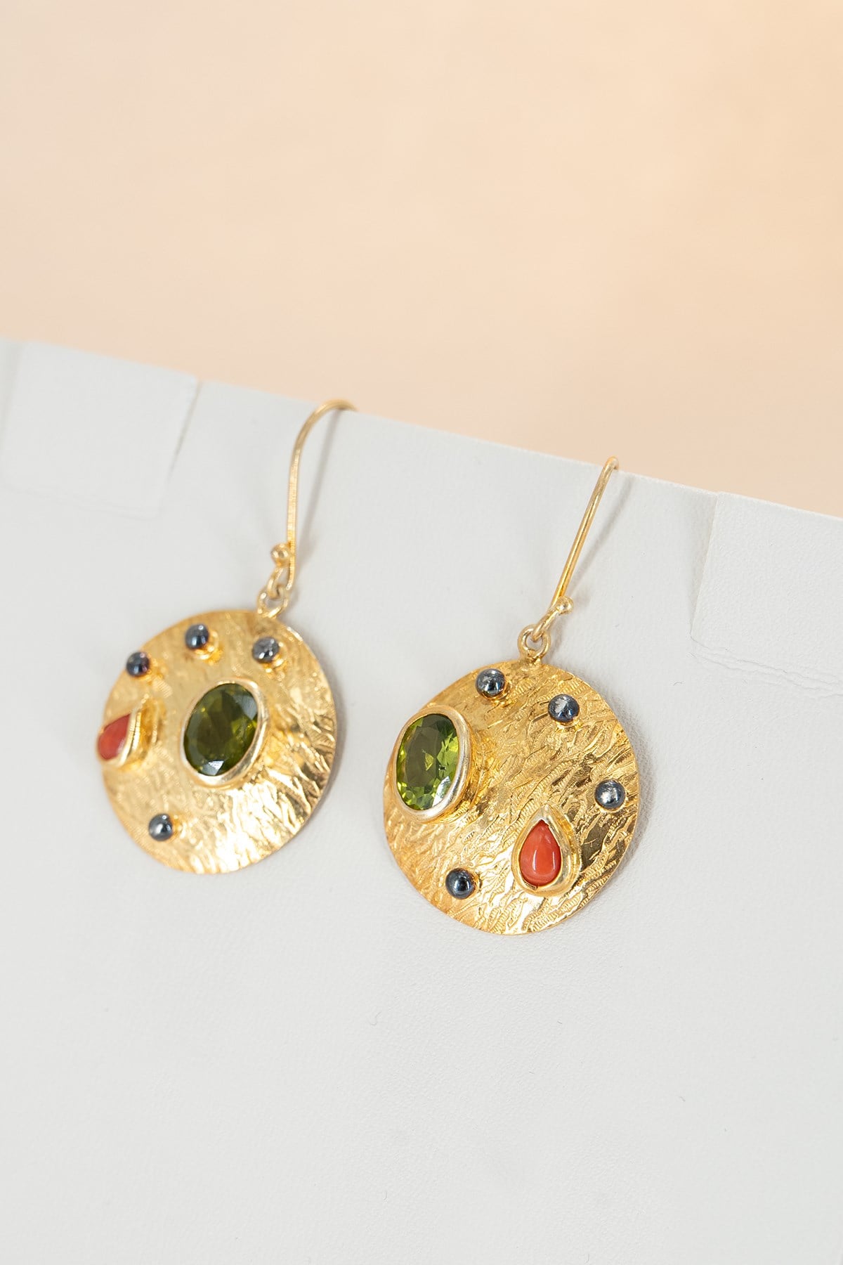 Peridot ve Mercan Taşlı Gümüş Küpe