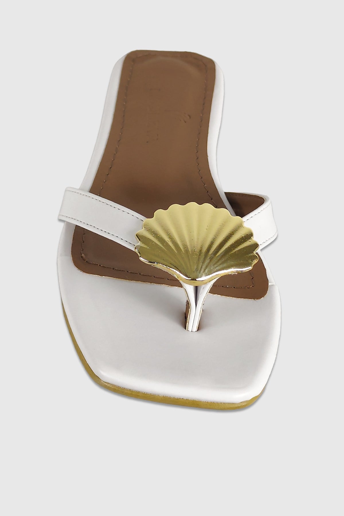 Isabella Beyaz Mat Deniz Kabuğu Toka Detay Parmak Arası Kadın Terlik