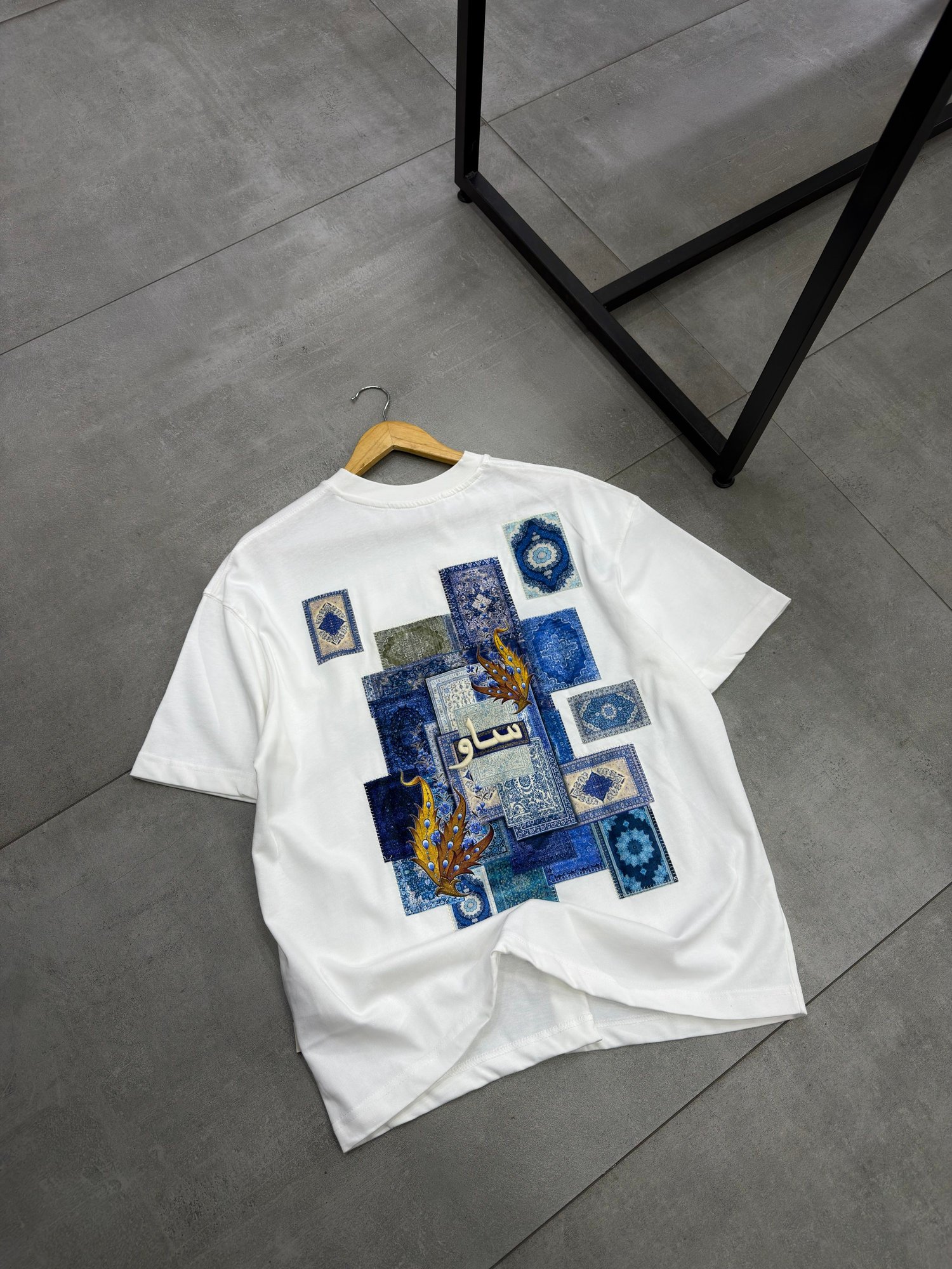 Kadife Aplikeli Beyaz Oversize Tshirt