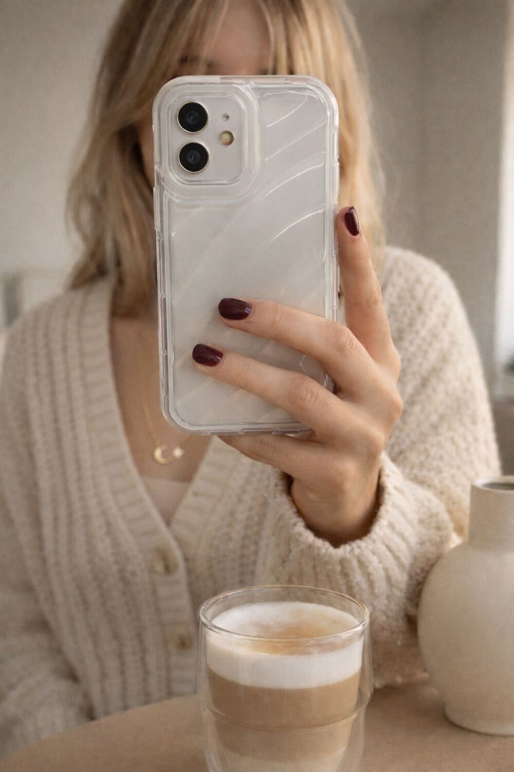 iPhone 12 Uyumlu Telefon Kılıfı Kamera Çıkıntılı Kabartmalı Parlak Desenli Darbe Emici Silikon Kılıf