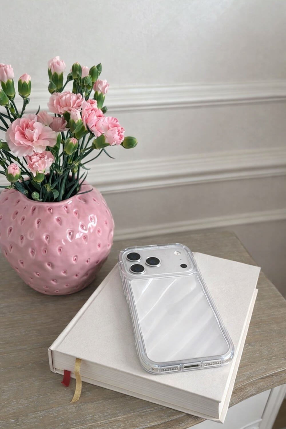 iPhone 17 Pro Uyumlu Telefon Kılıfı Kamera Çıkıntılı Kabartmalı Parlak Desenli Darbe Emici Silikon Kılıf
