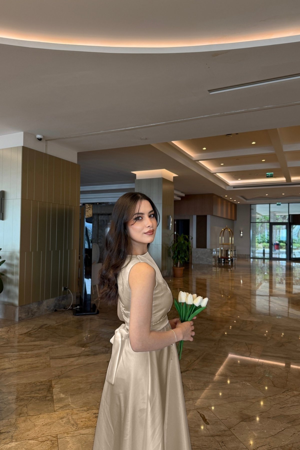 Elya Sıfır Kol Saten Elbise Bej