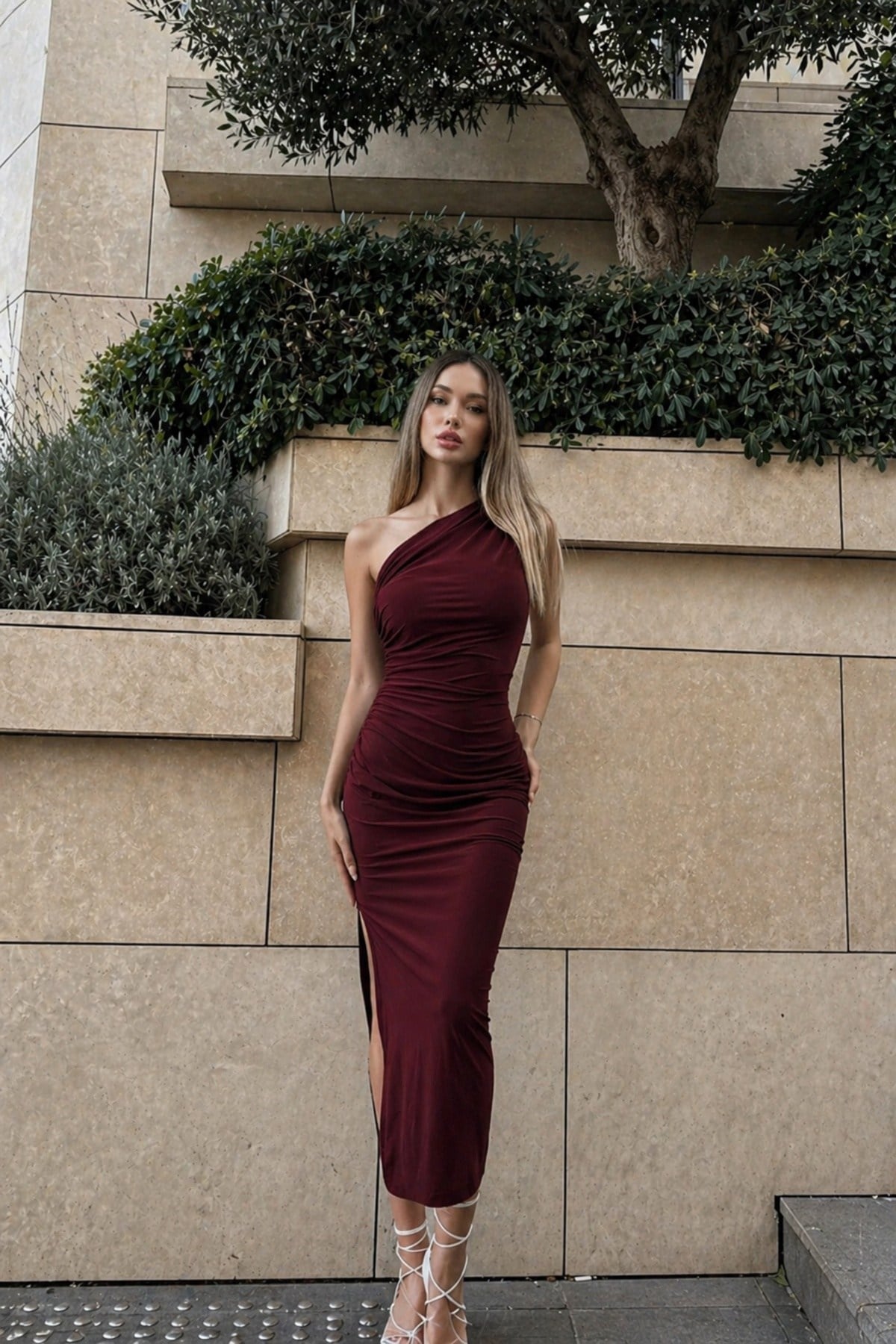 Tek Omuz Drape Detay Yırtmaçlı Uzun Elbise Bordo