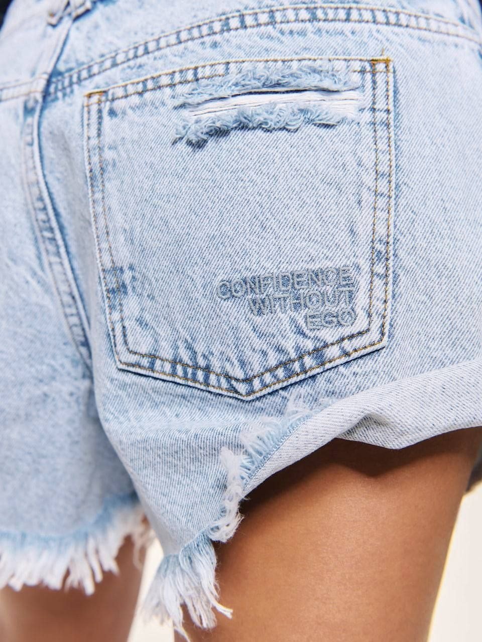Kenarı Zımba Detaylı Yırtık Mini Buz Mavi Jean Şort