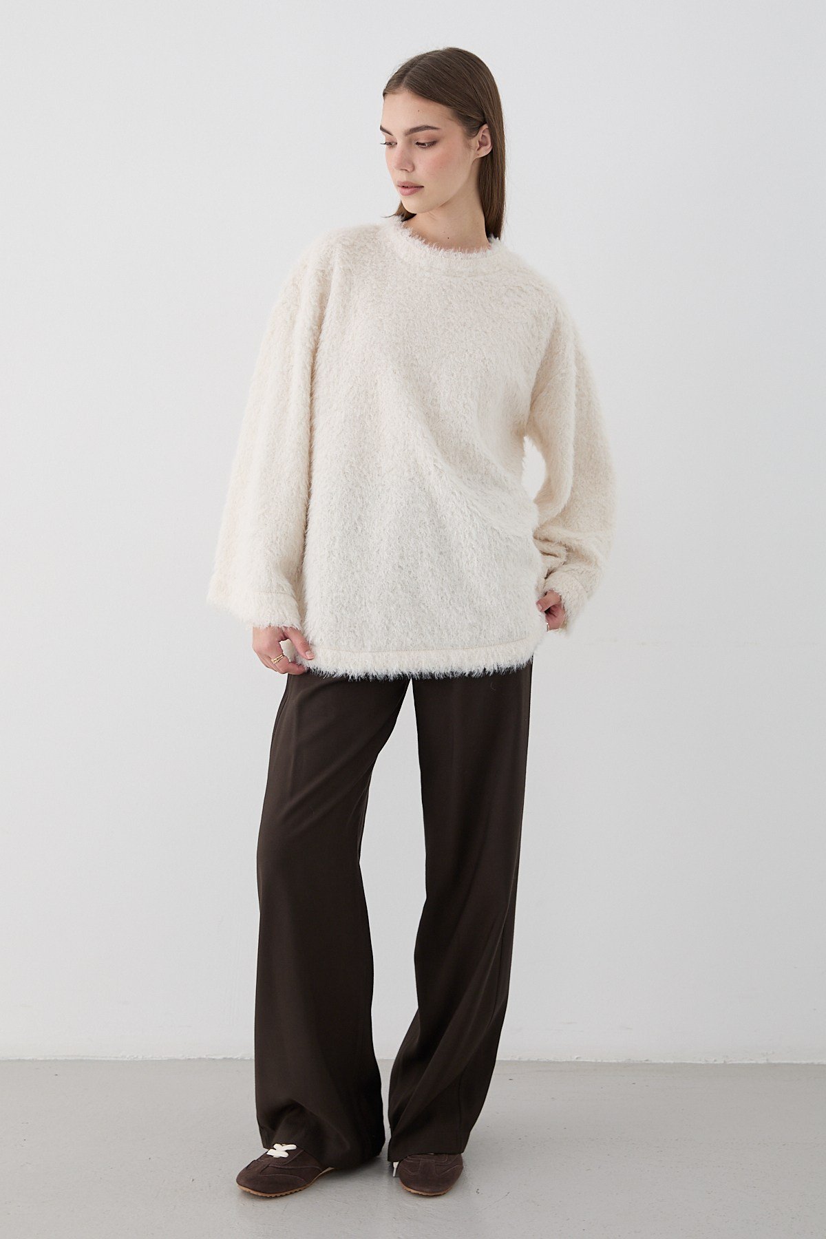 Kadın Ekru Oversize Peluş Kazak