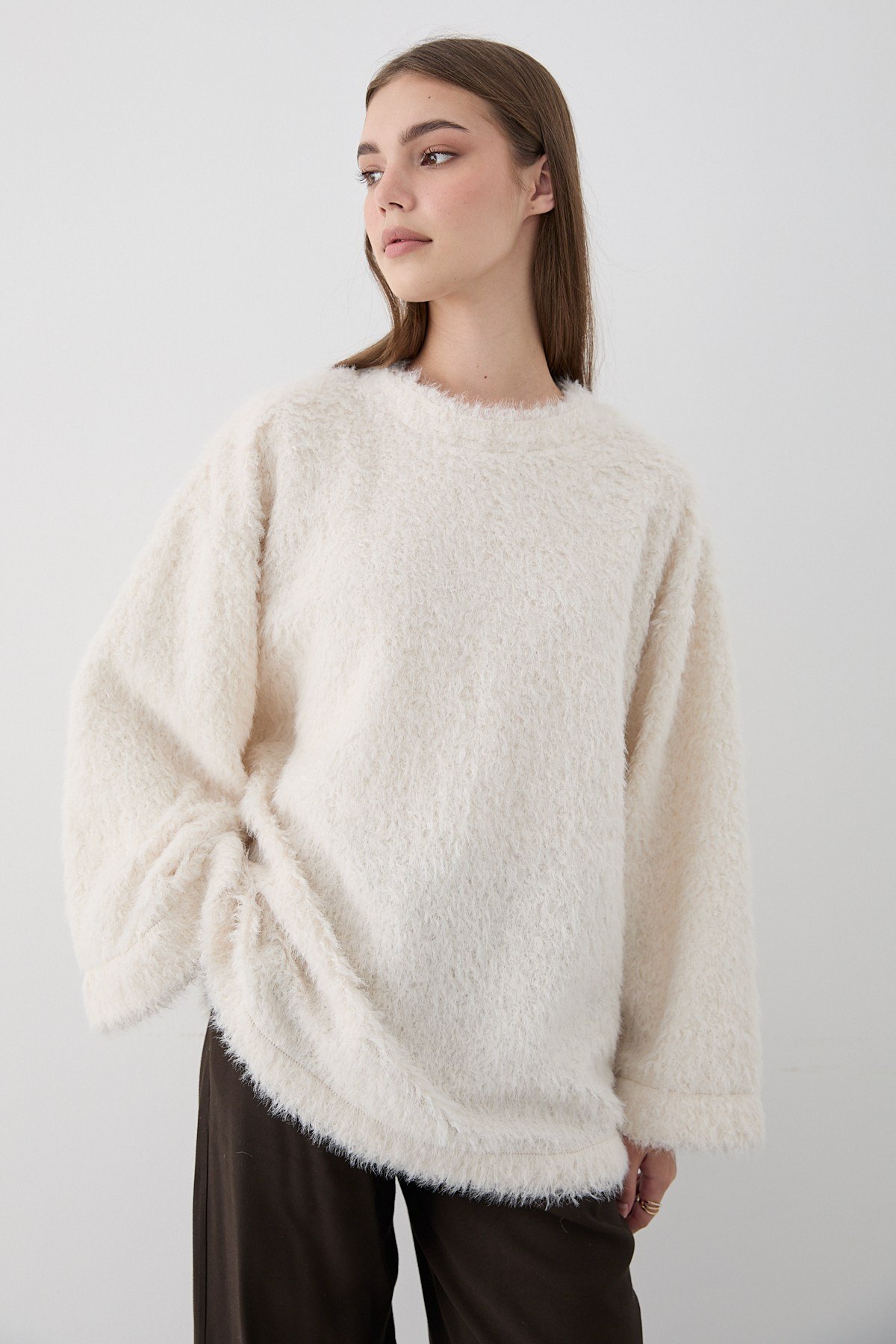 Kadın Ekru Oversize Peluş Kazak