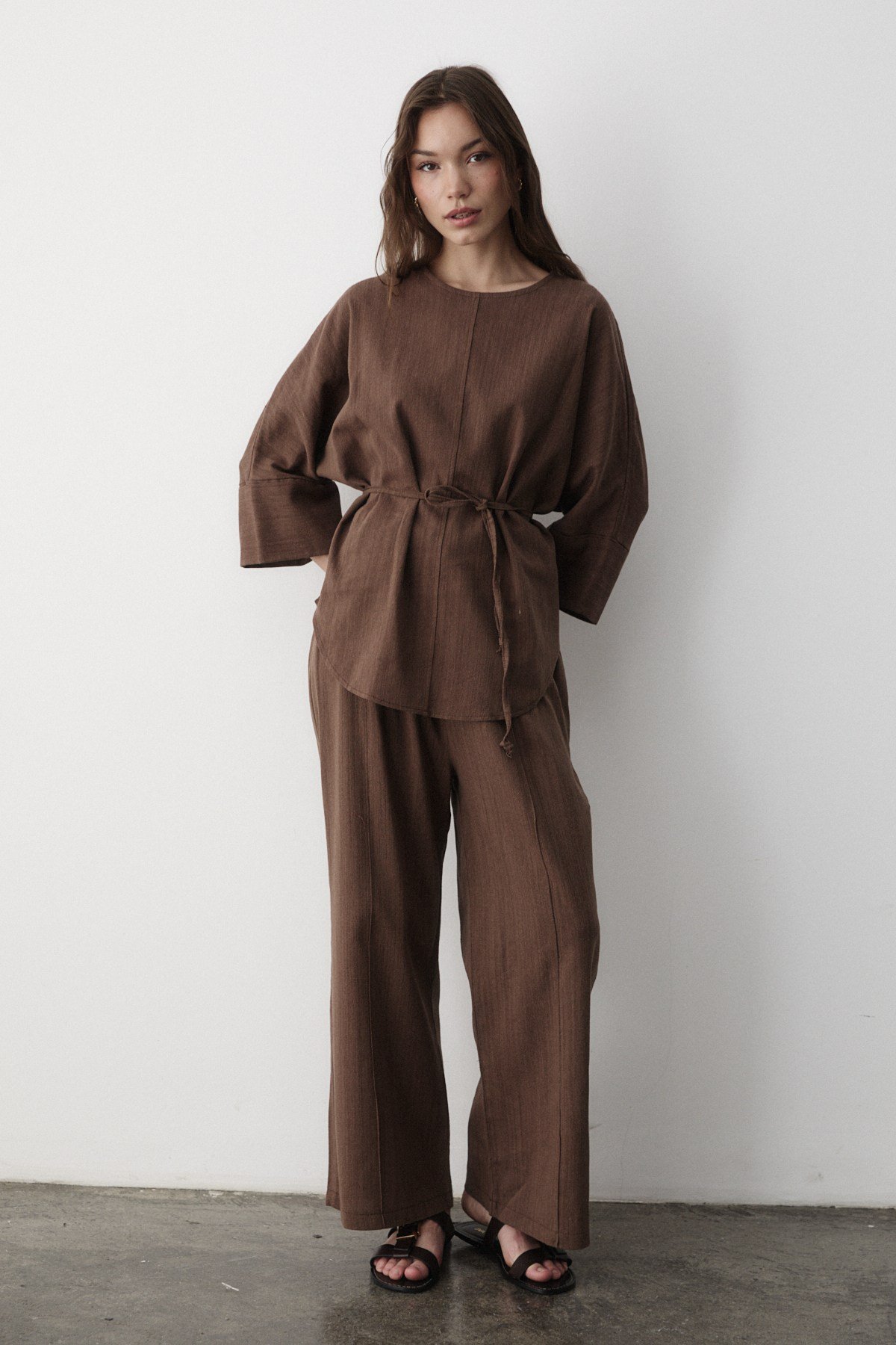 Kadın Kahverengi Keten Oversize Üst Bluz & Lastikli Bol Paça Pantolon Alt & Üst Takım