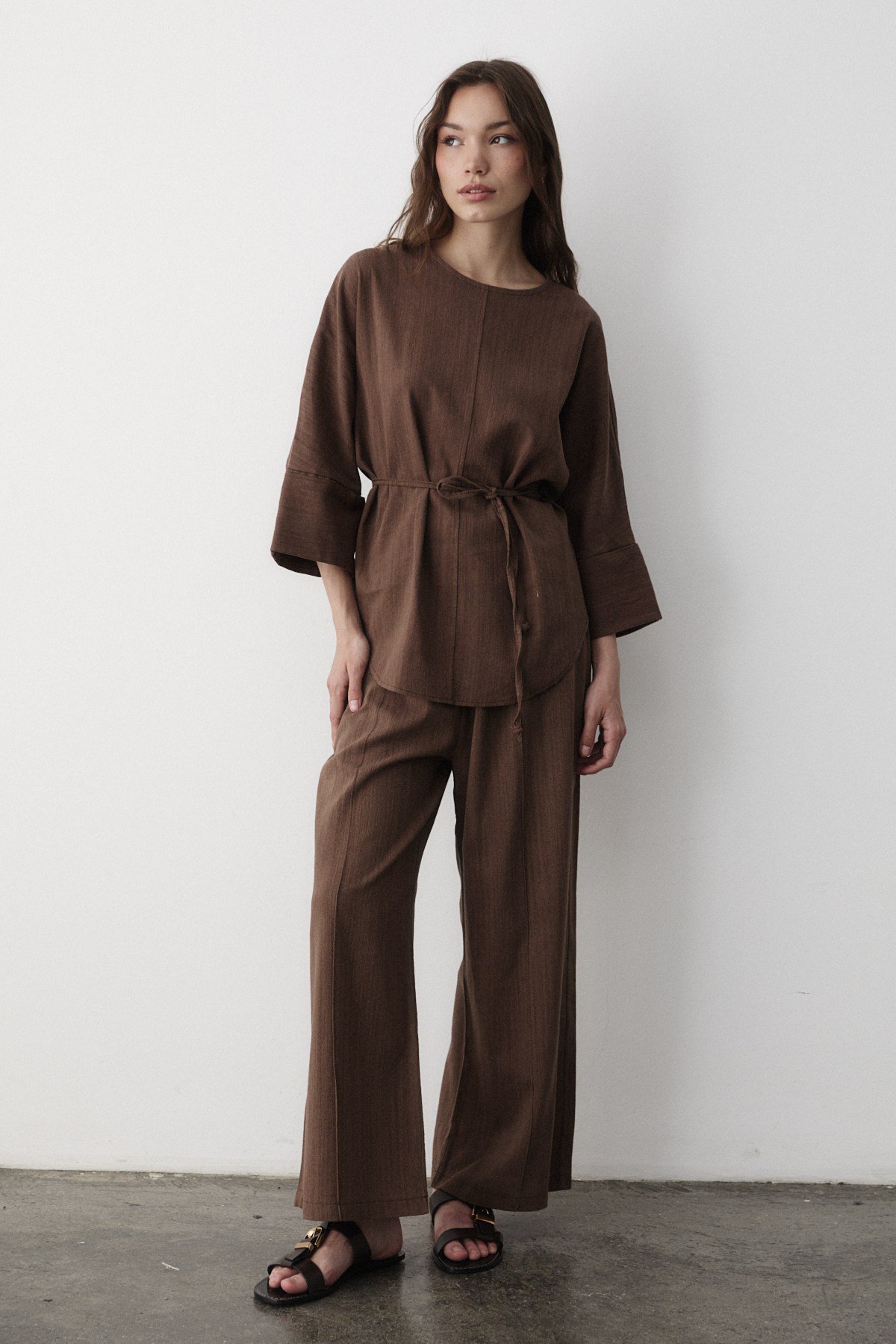 Kadın Kahverengi Keten Oversize Üst Bluz & Lastikli Bol Paça Pantolon Alt & Üst Takım