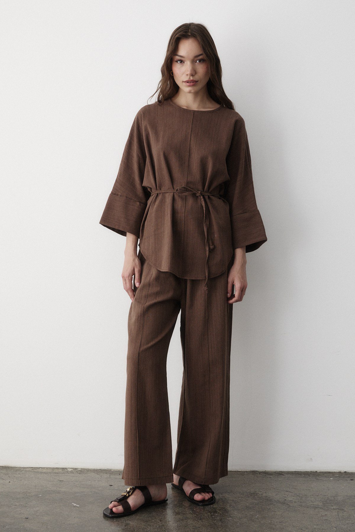 Kadın Kahverengi Keten Oversize Üst Bluz & Lastikli Bol Paça Pantolon Alt & Üst Takım