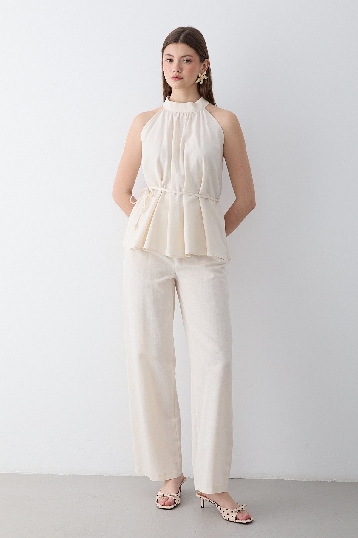 Kadın Naturel Halter Yaka Kuşak Detaylı Bluz Pantolon Takım