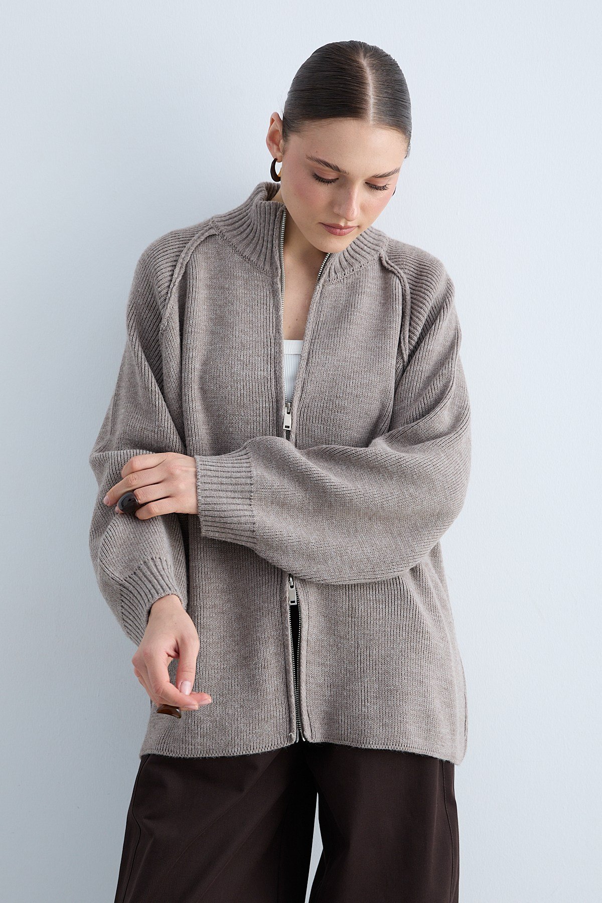 Kadın Triko Dik Yaka Fermuarlı Oversize Hırka Raglan Kollu Örgü Ceket -Vizon