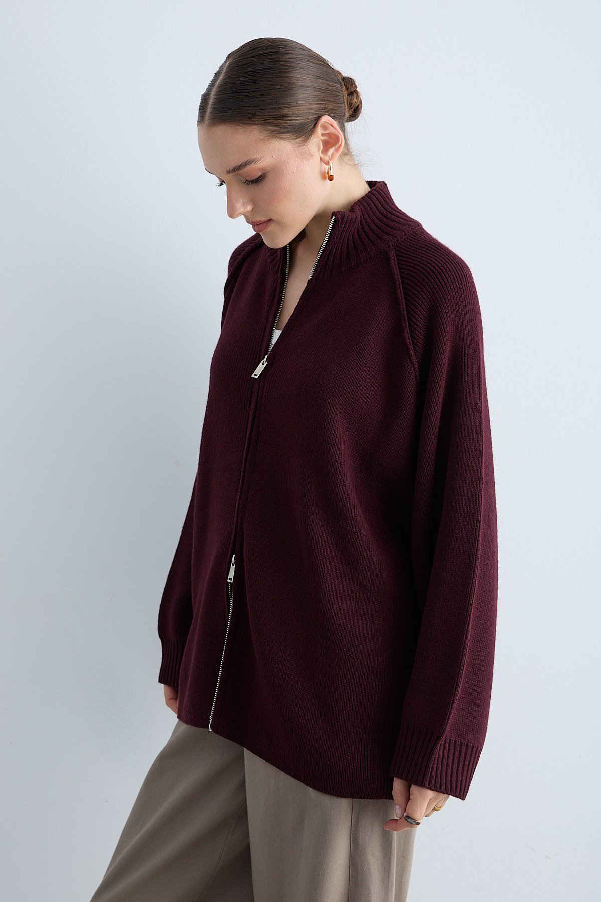 Kadın Triko Dik Yaka Fermuarlı Oversize Hırka Raglan Kollu Örgü Ceket -Mürdüm