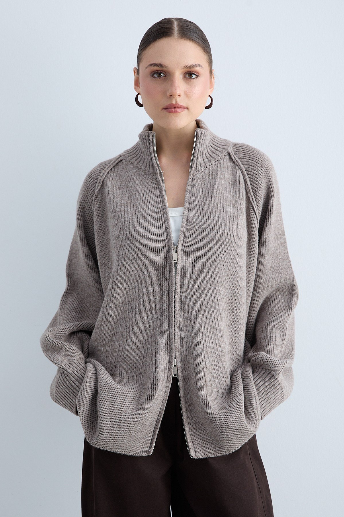 Kadın Triko Dik Yaka Fermuarlı Oversize Hırka Raglan Kollu Örgü Ceket -Vizon