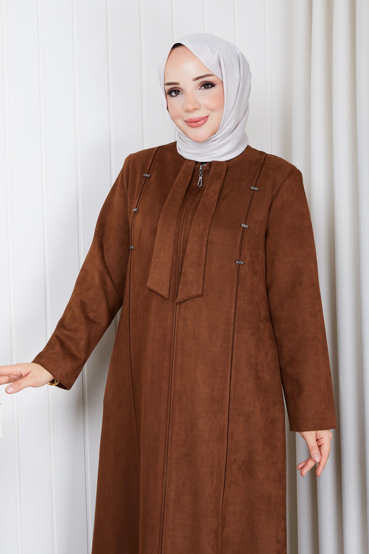 ÖNÜ ŞERİTLİ SÜET FERACE / Taba