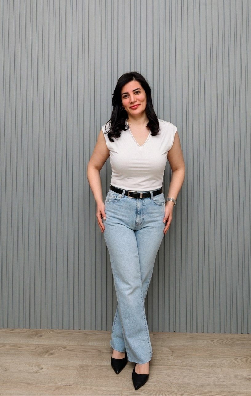 Kemerli Kesik Paça Buz Mavisi Jean