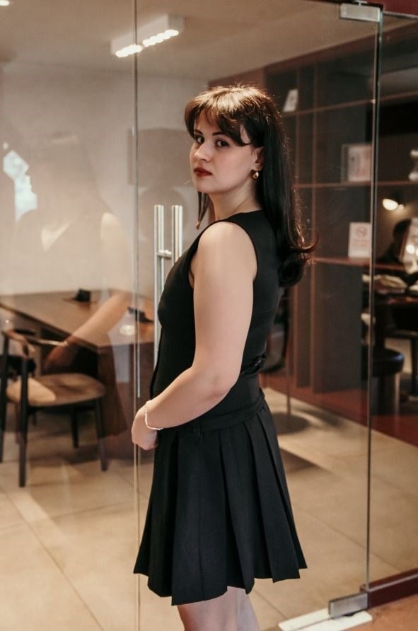 Livia Elbise – V Yaka, Yelek Detaylı