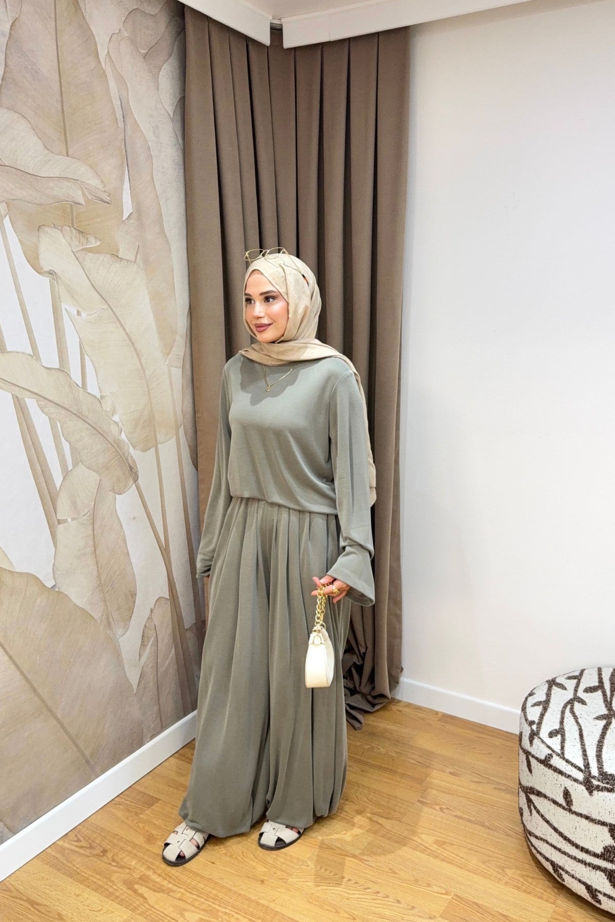 molly-nelly-bol-havuc-kesim-pantolonlu-a06b-4.jpg